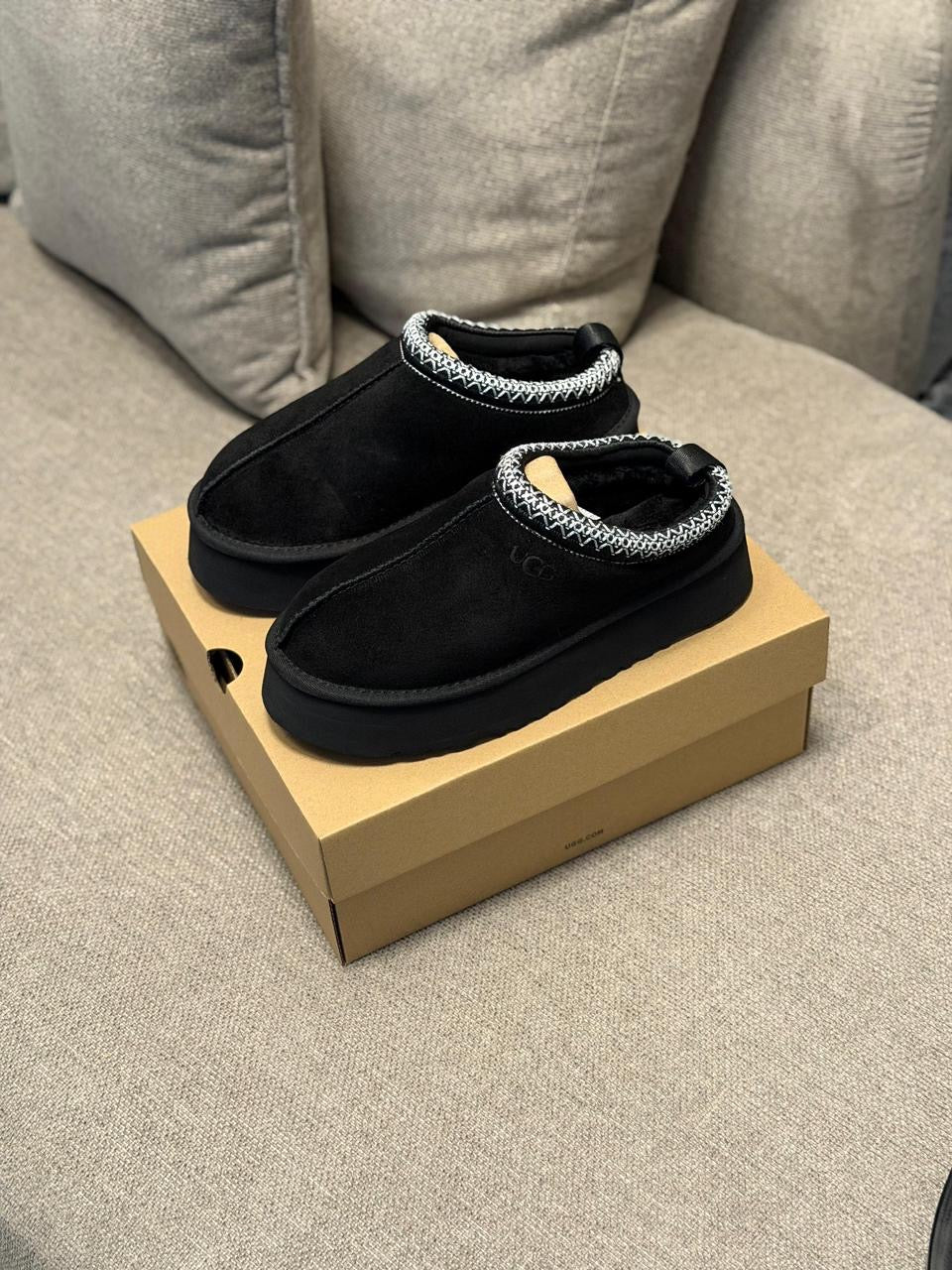 Ugg slippers tassman ll “negra “
