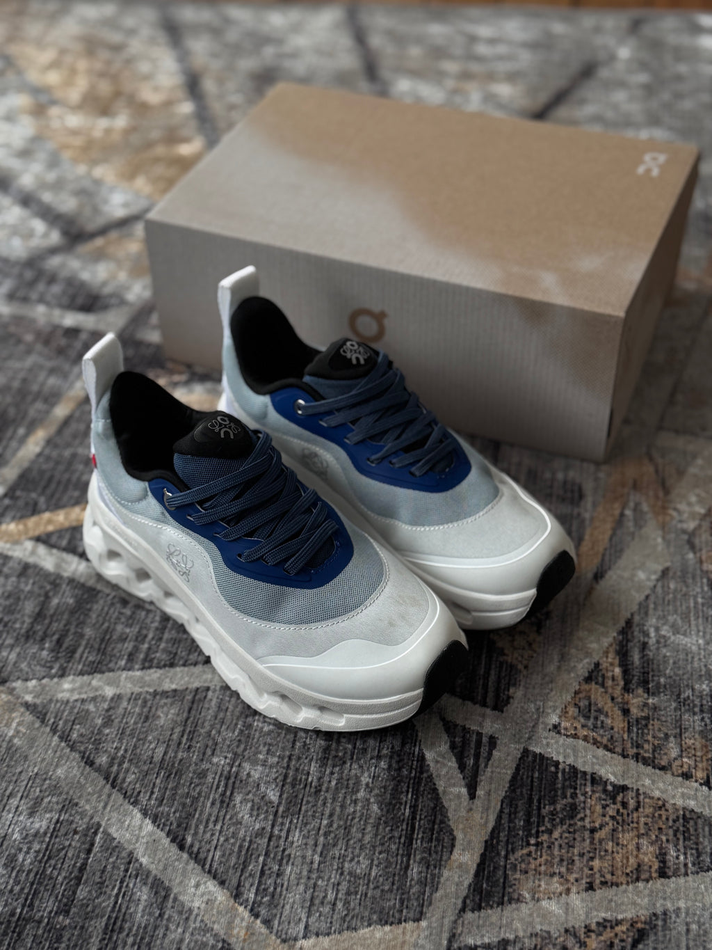On cloud “cloudtilt x loewe blanco azul “