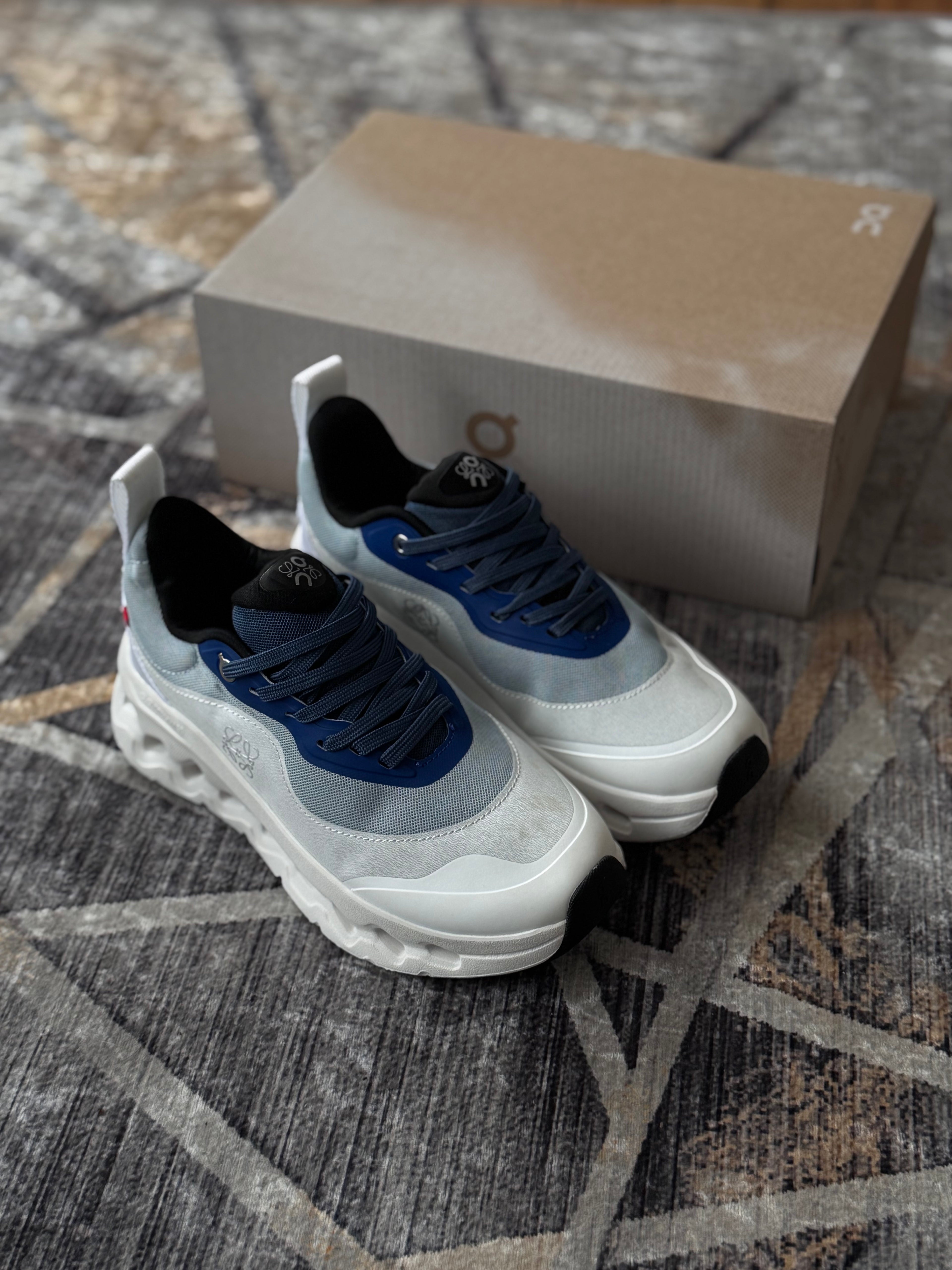 On cloud “cloudtilt x loewe blanco azul “