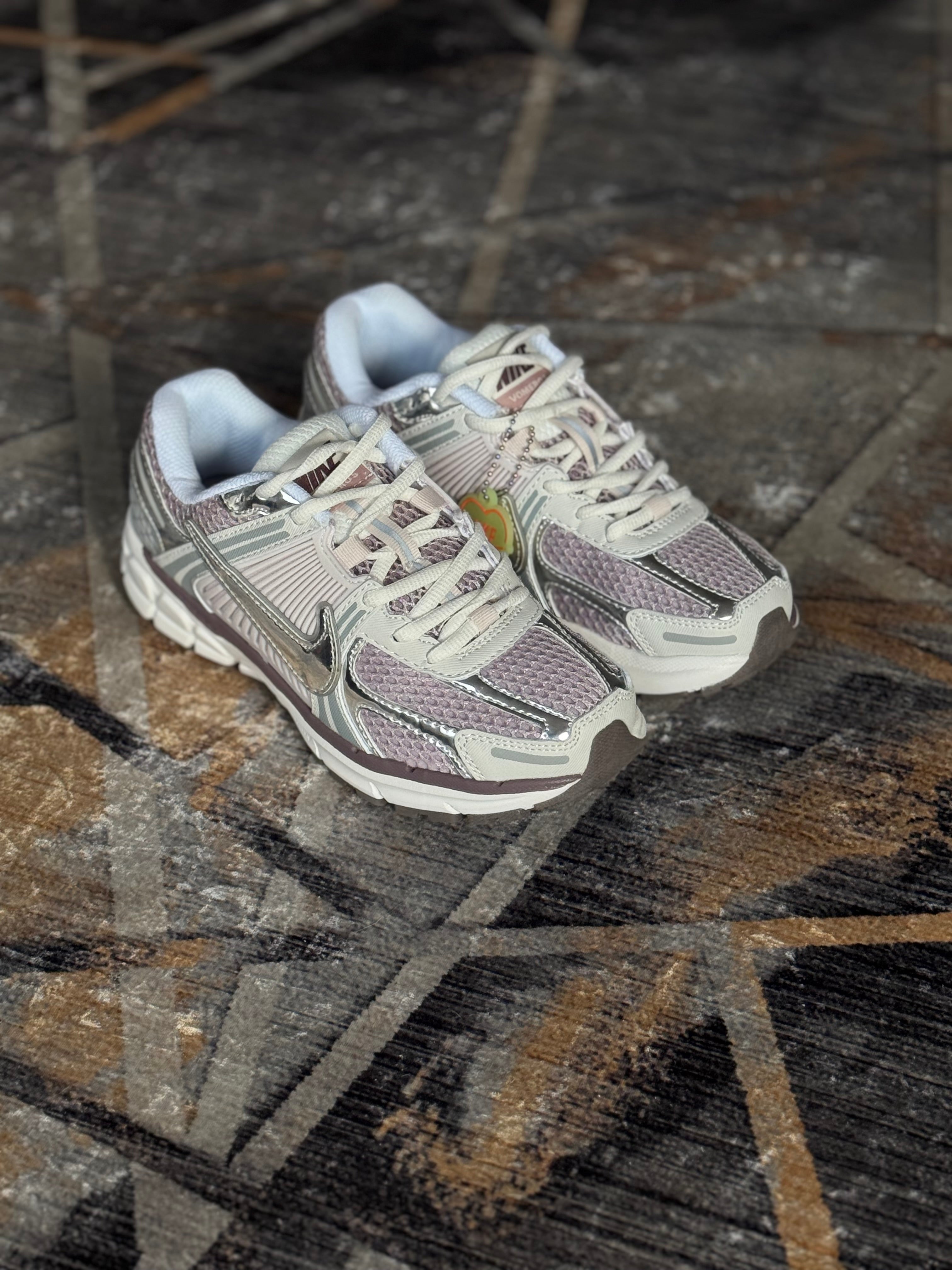 Nike Vomero “plateada lila”