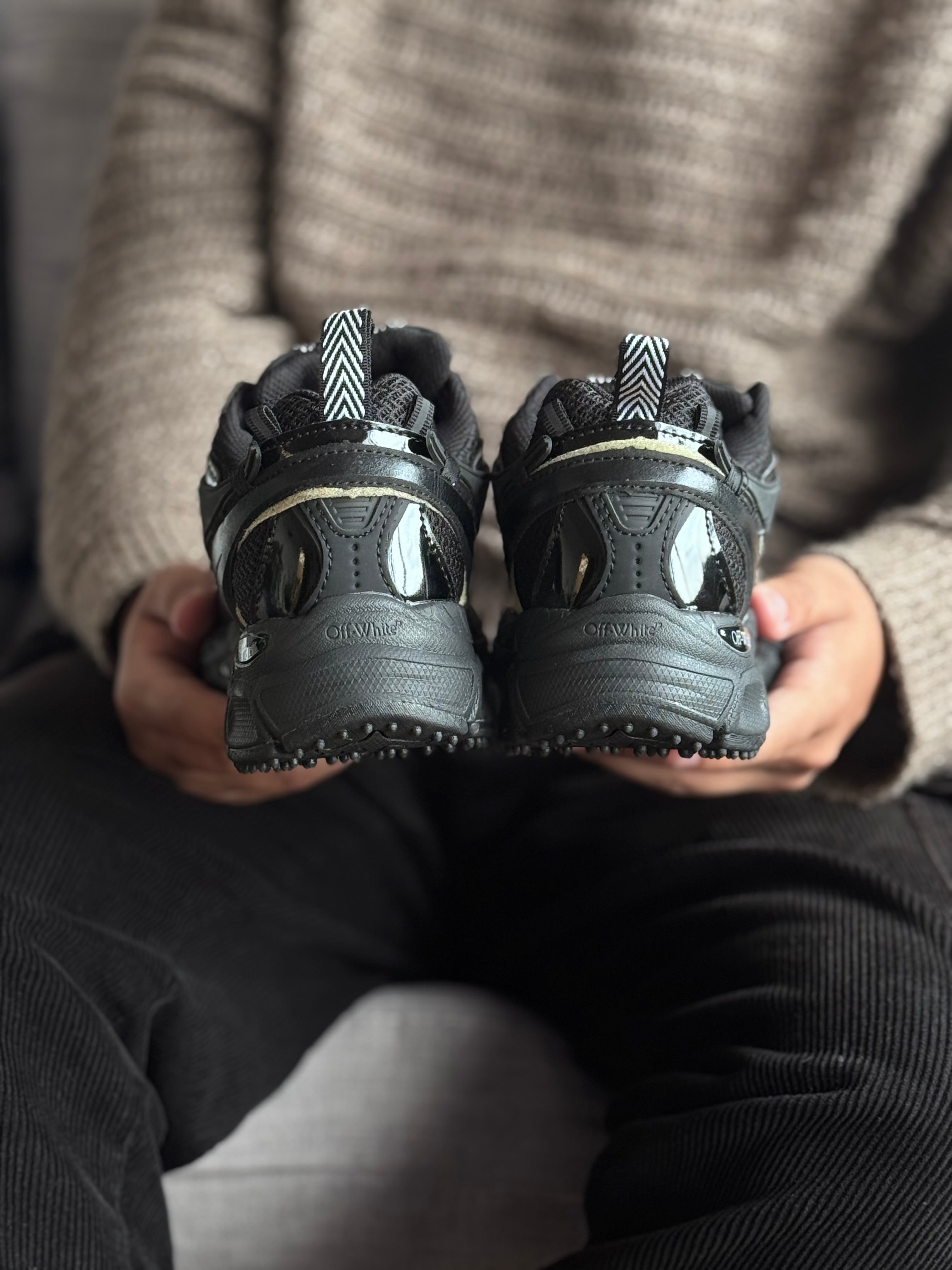 OFF-WHITE Be Right Back “negra”