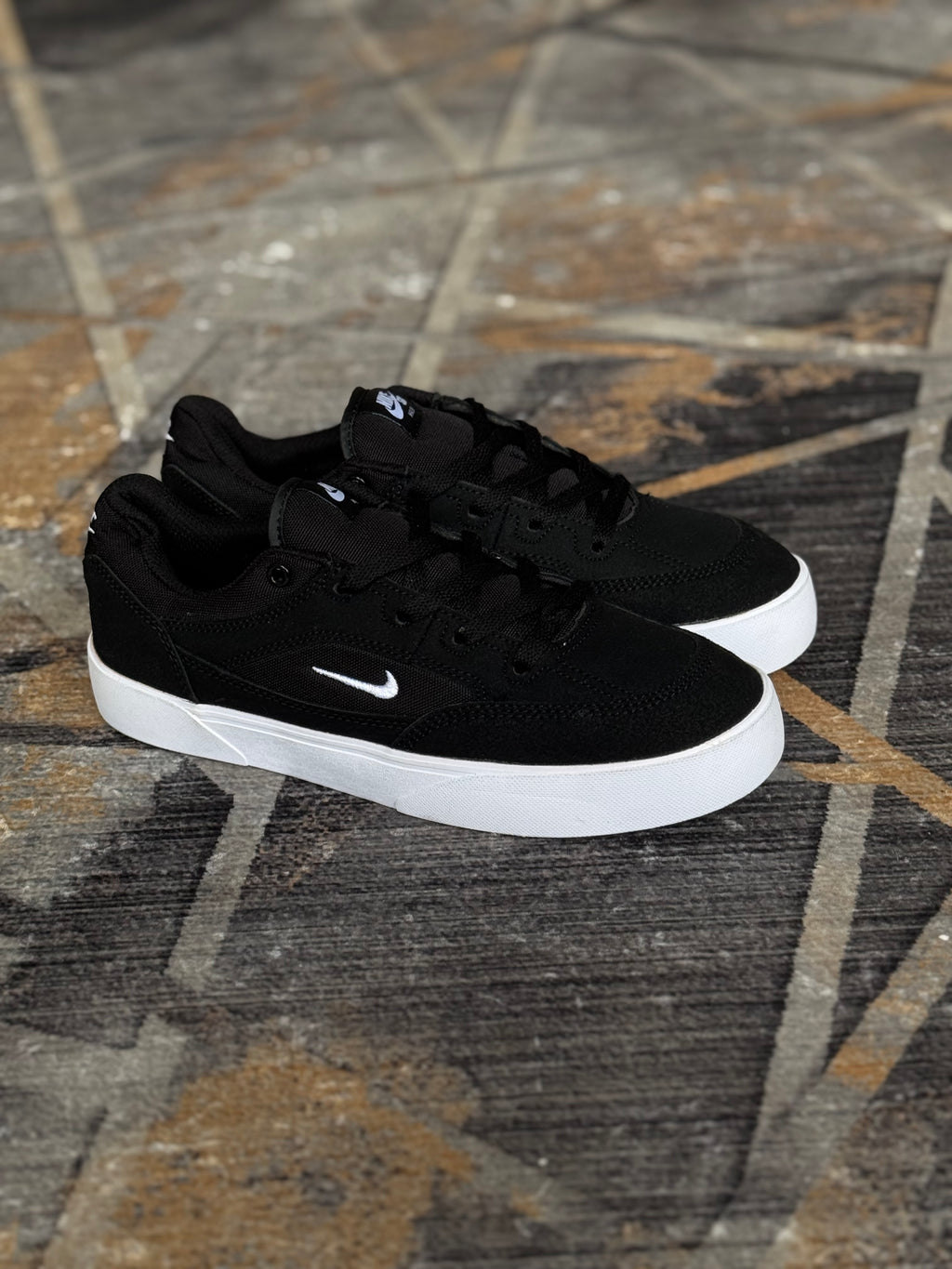 Nike sb “malor” negra blanco”