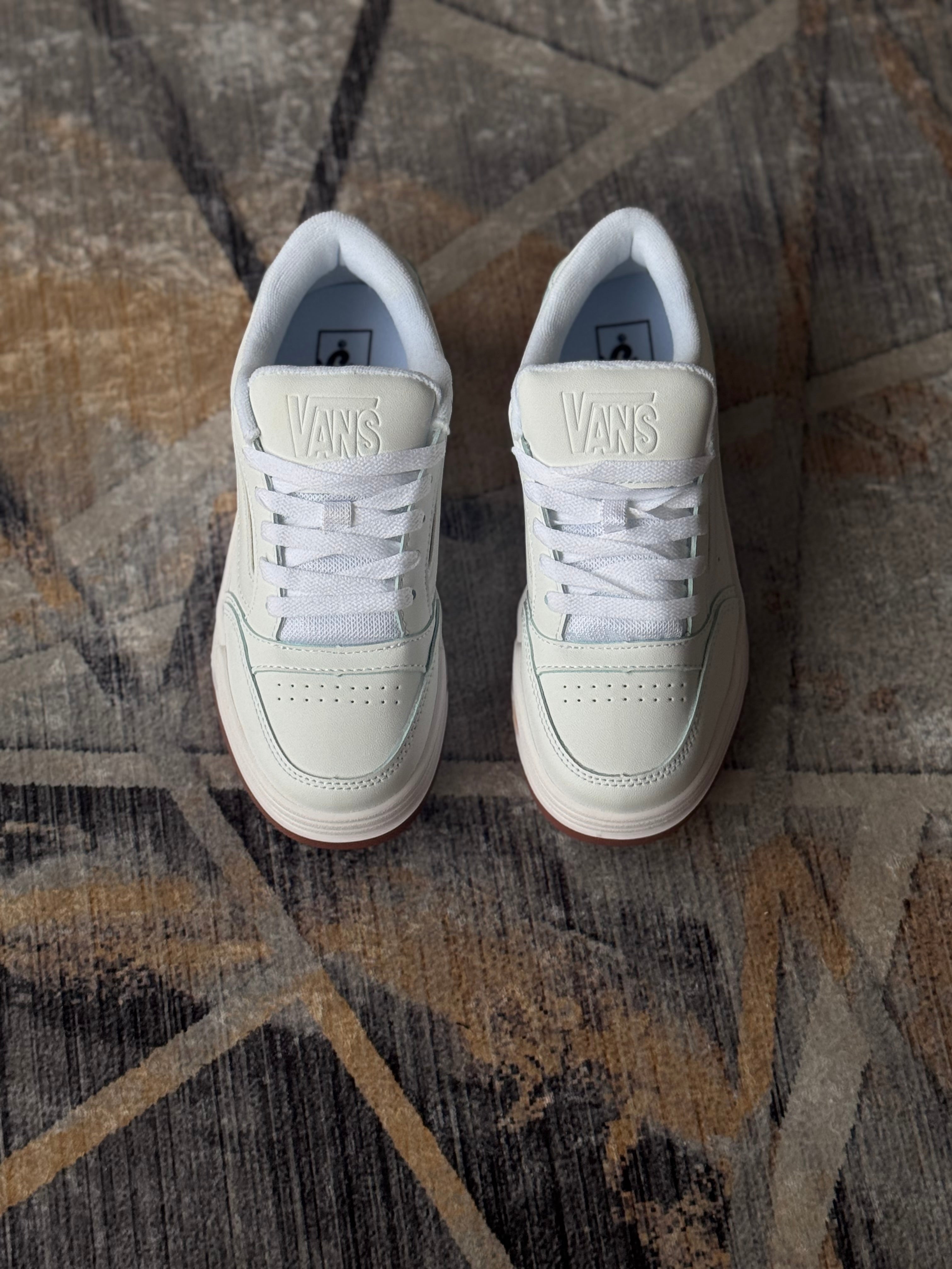 Vans hylane “blanco suela goma “