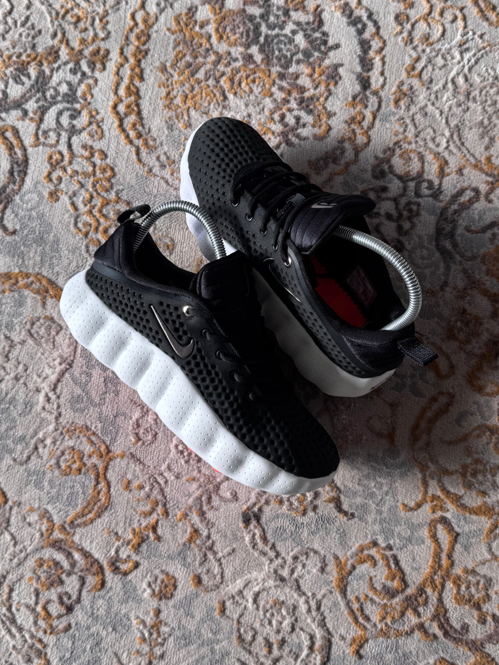 Nike mind 002 “negra blanca”