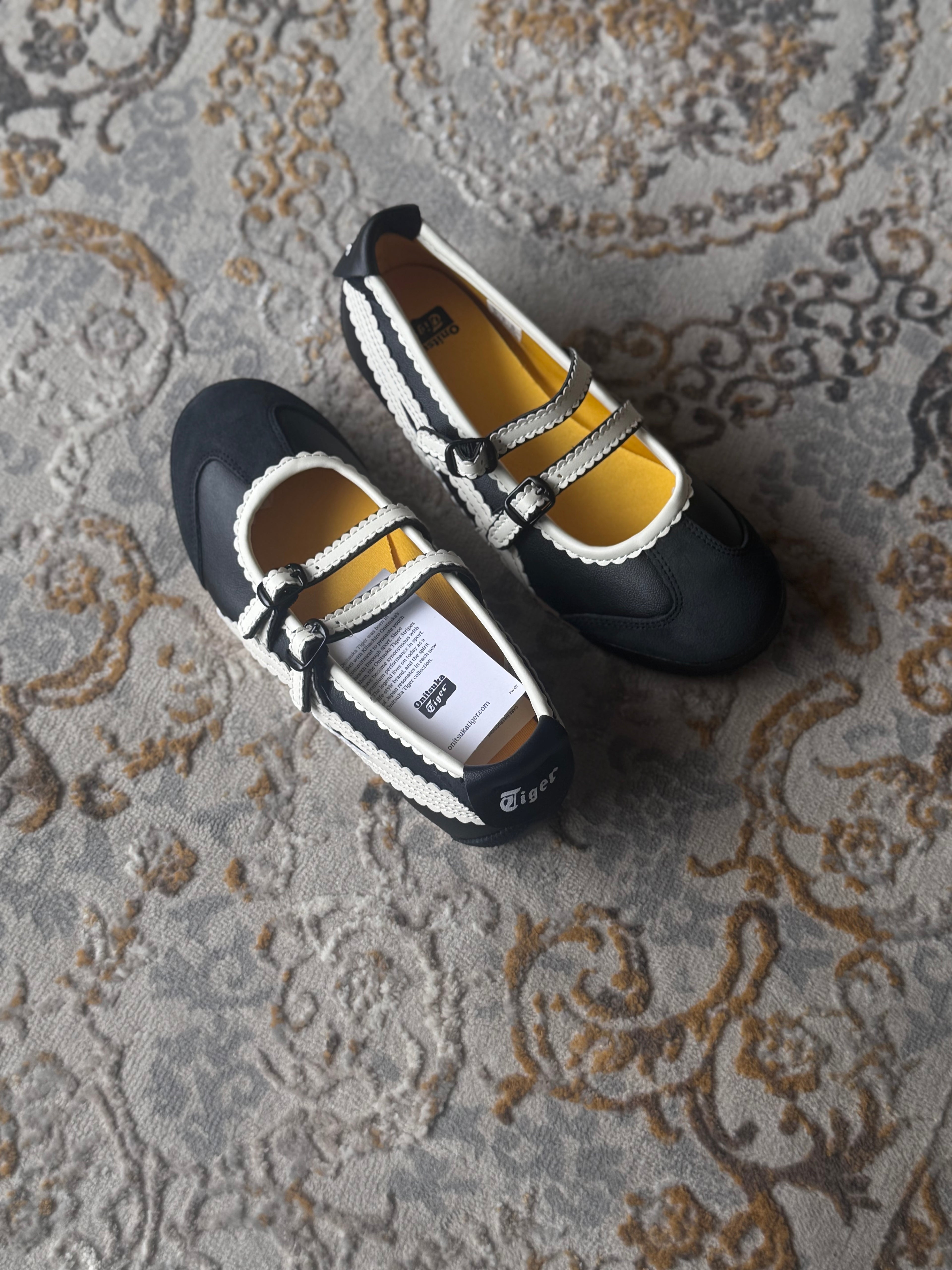 Onitsuka Tiger ballet Flats “negro “