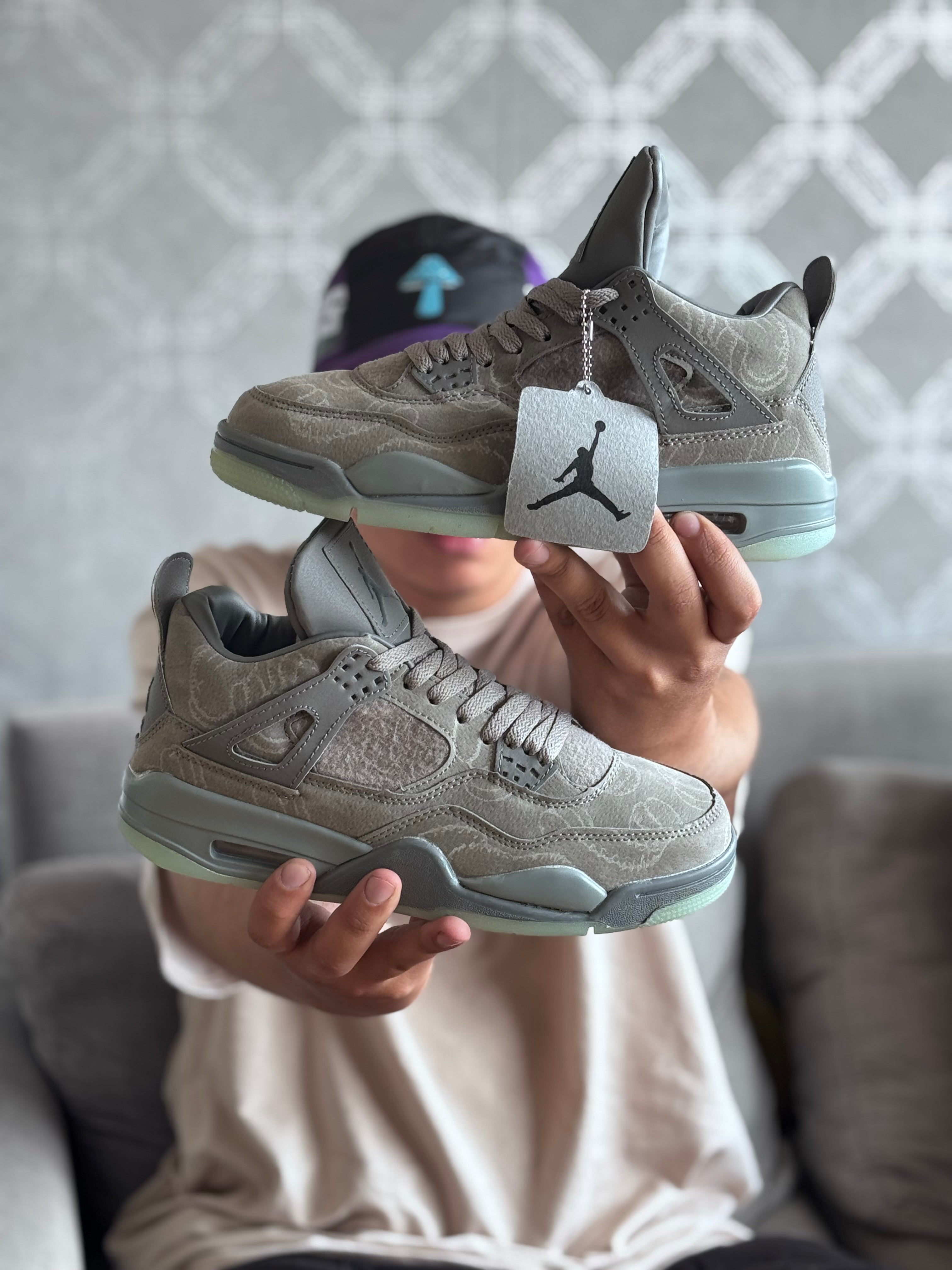 Nike jorda 4 x “kaws”