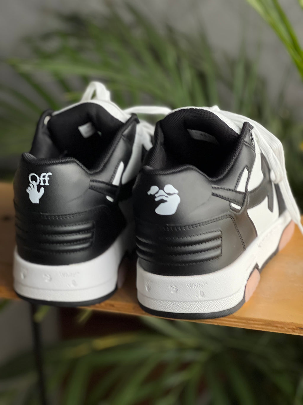 Off white “out of office “ blanco negro