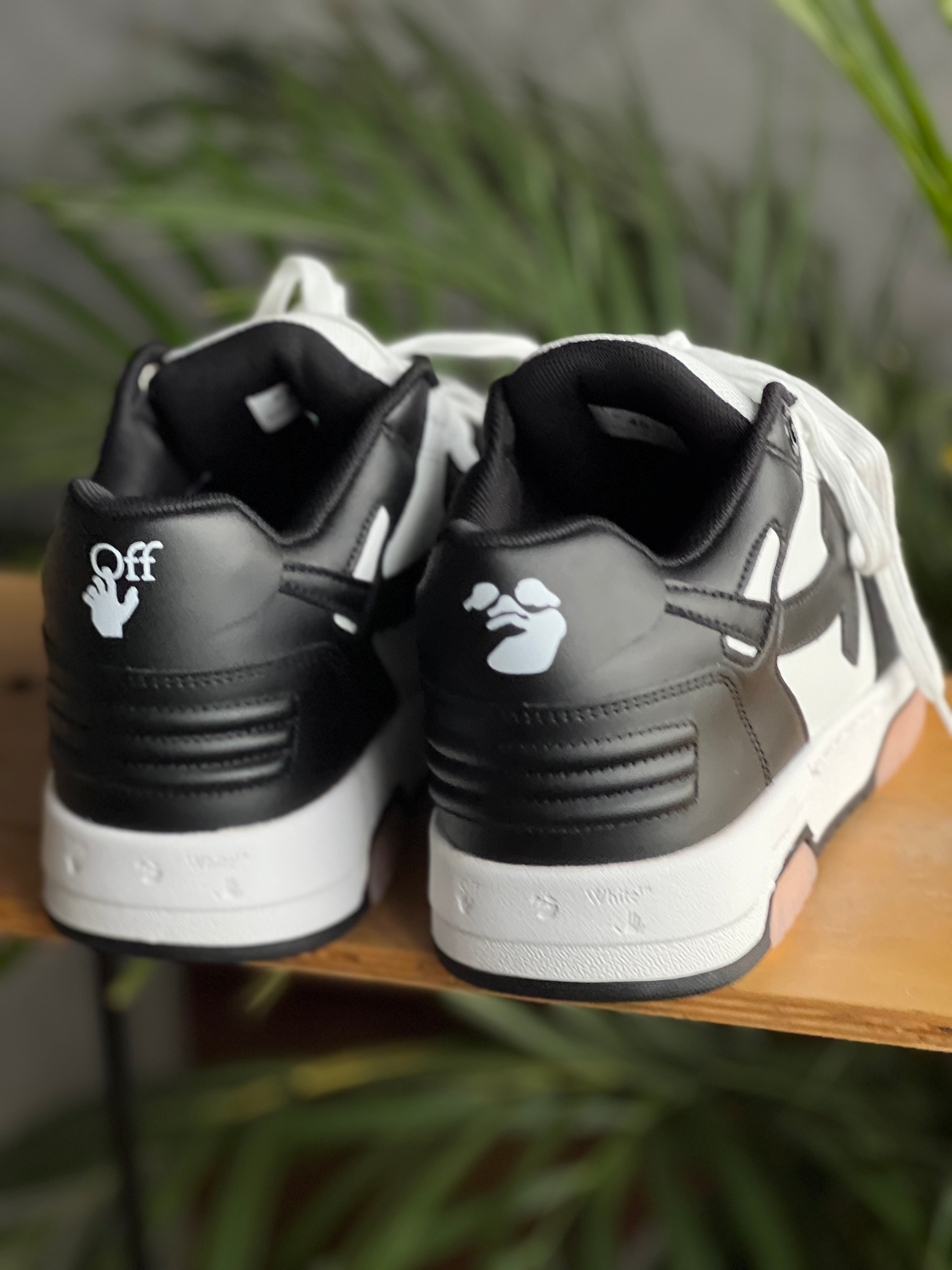 Off white “out of office “ blanco negro