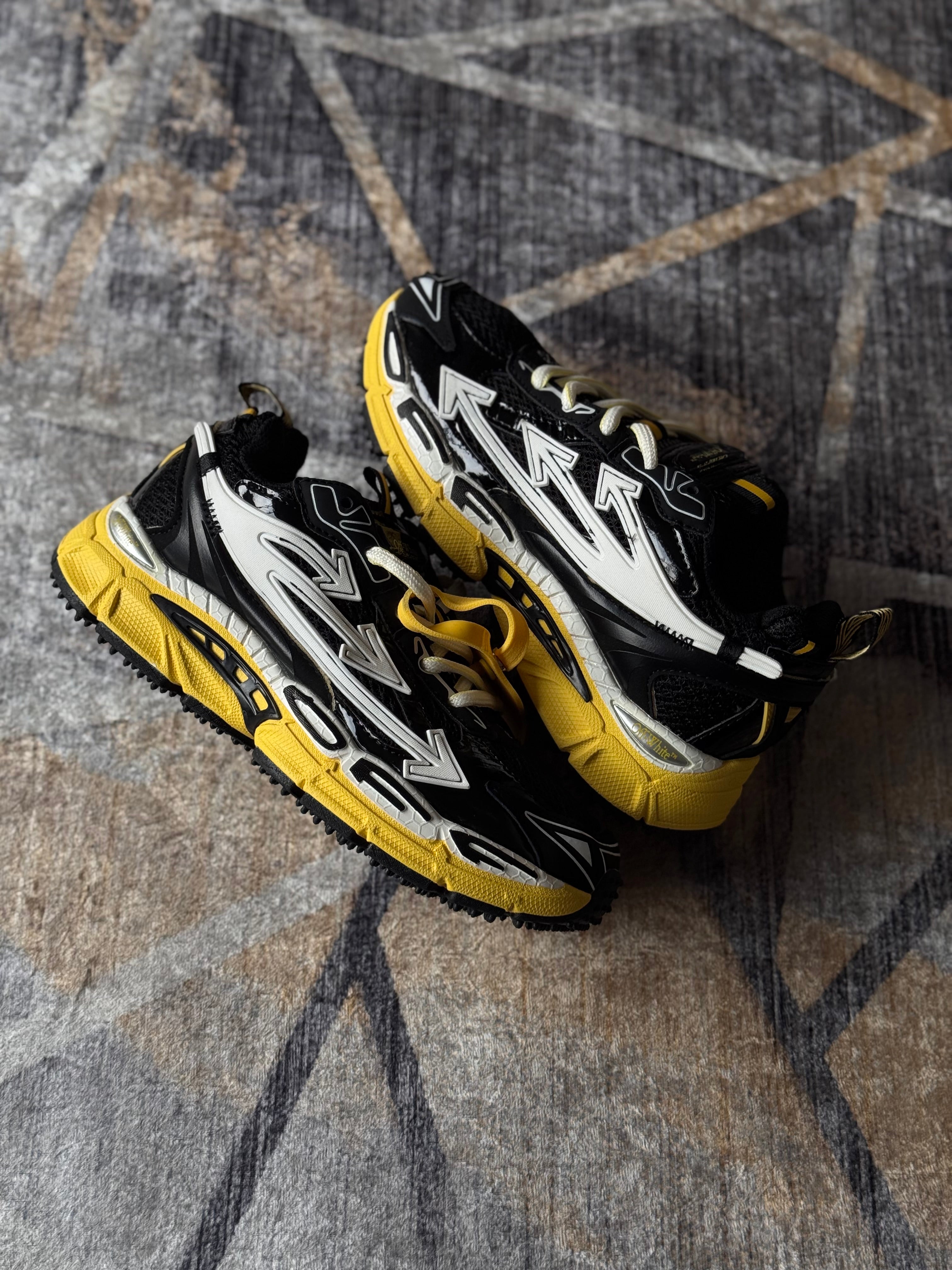 Off-White
tenis Be Right Back “negro amarillo”