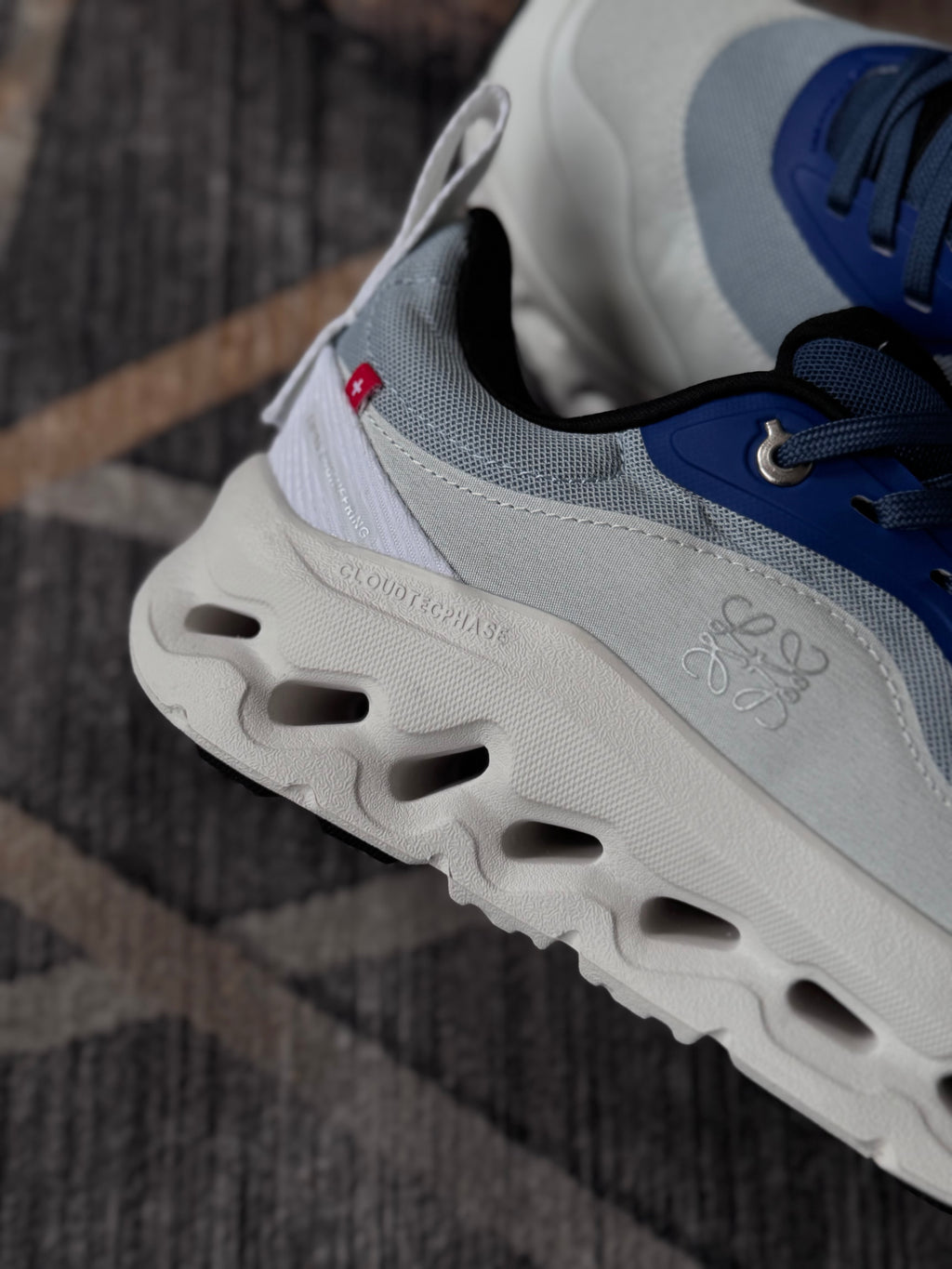 On cloud “cloudtilt x loewe blanco azul “