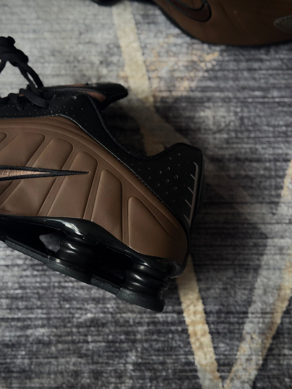 Nike Shox r4 “off noir ironstone”