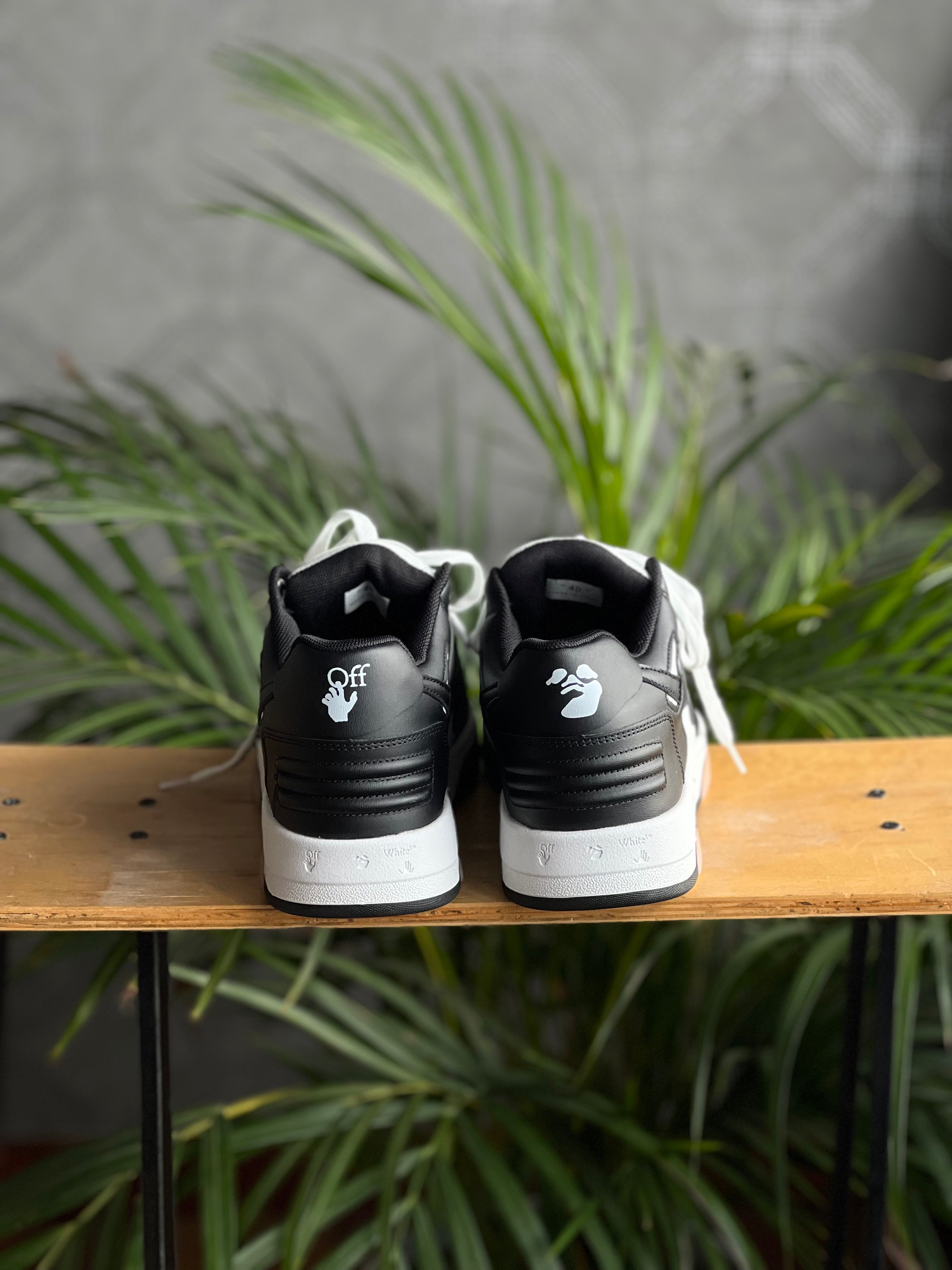 Off white “out of office “ blanco negro