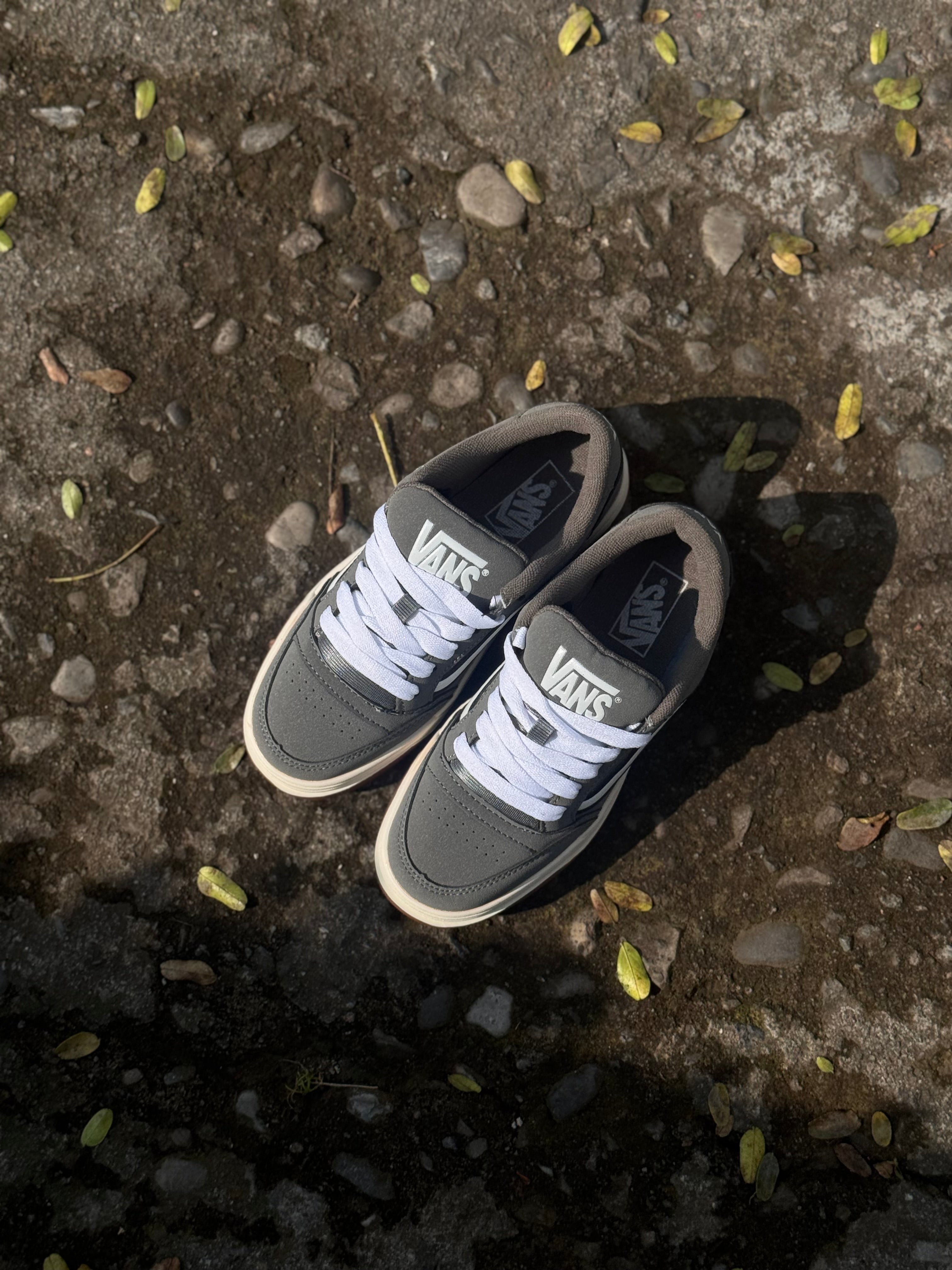 Vans hylane gris oscuro suela goma