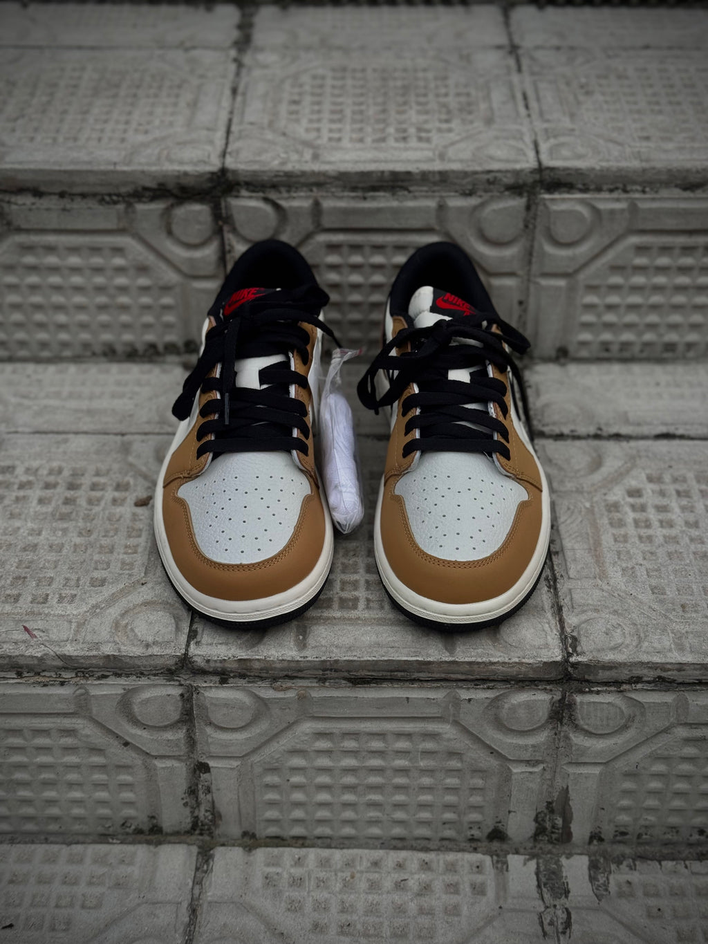 Air Jordan 1 Low “Sail and Golden harvest”