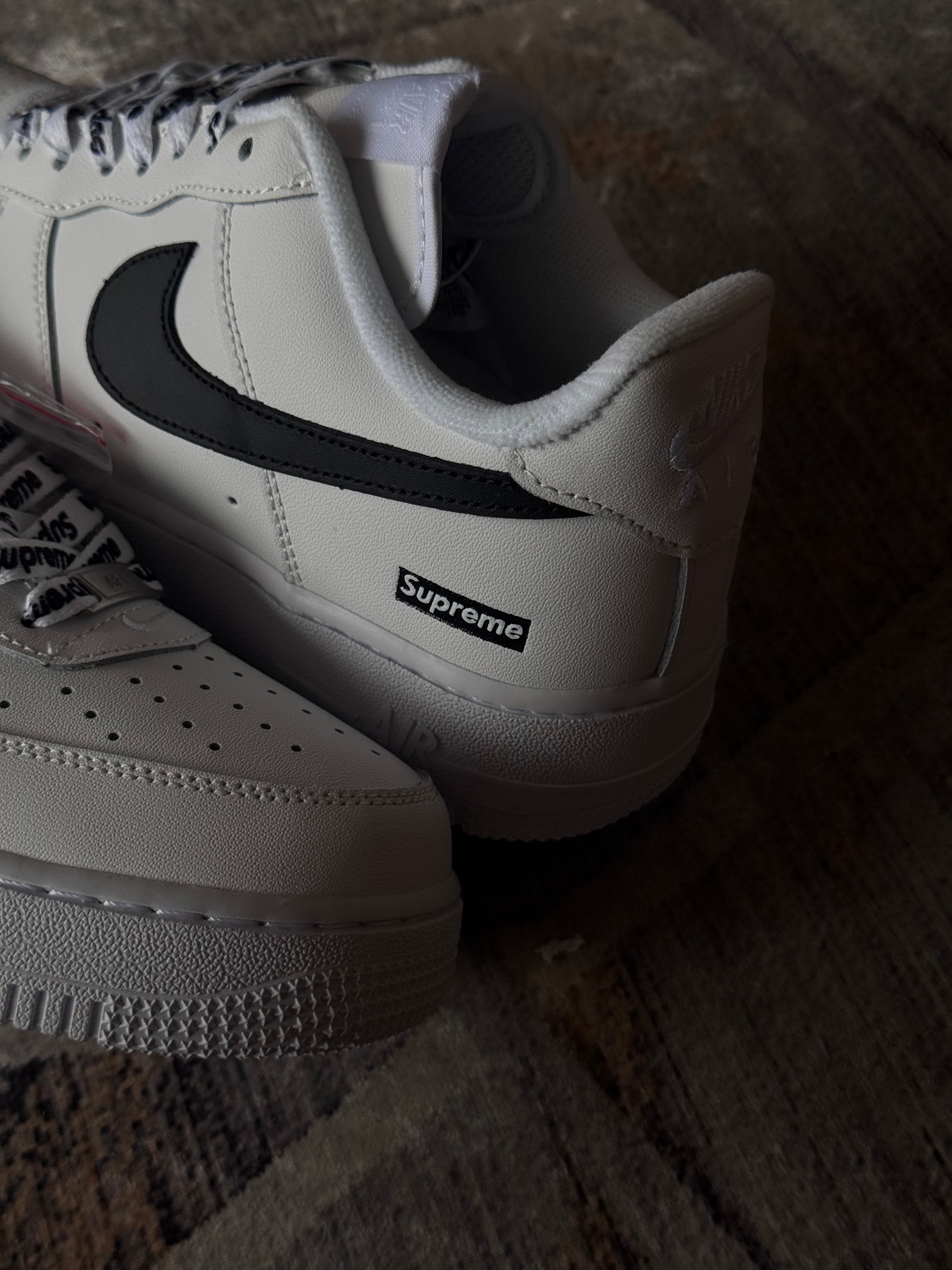 Nike air force One x supreme “blanco negro “