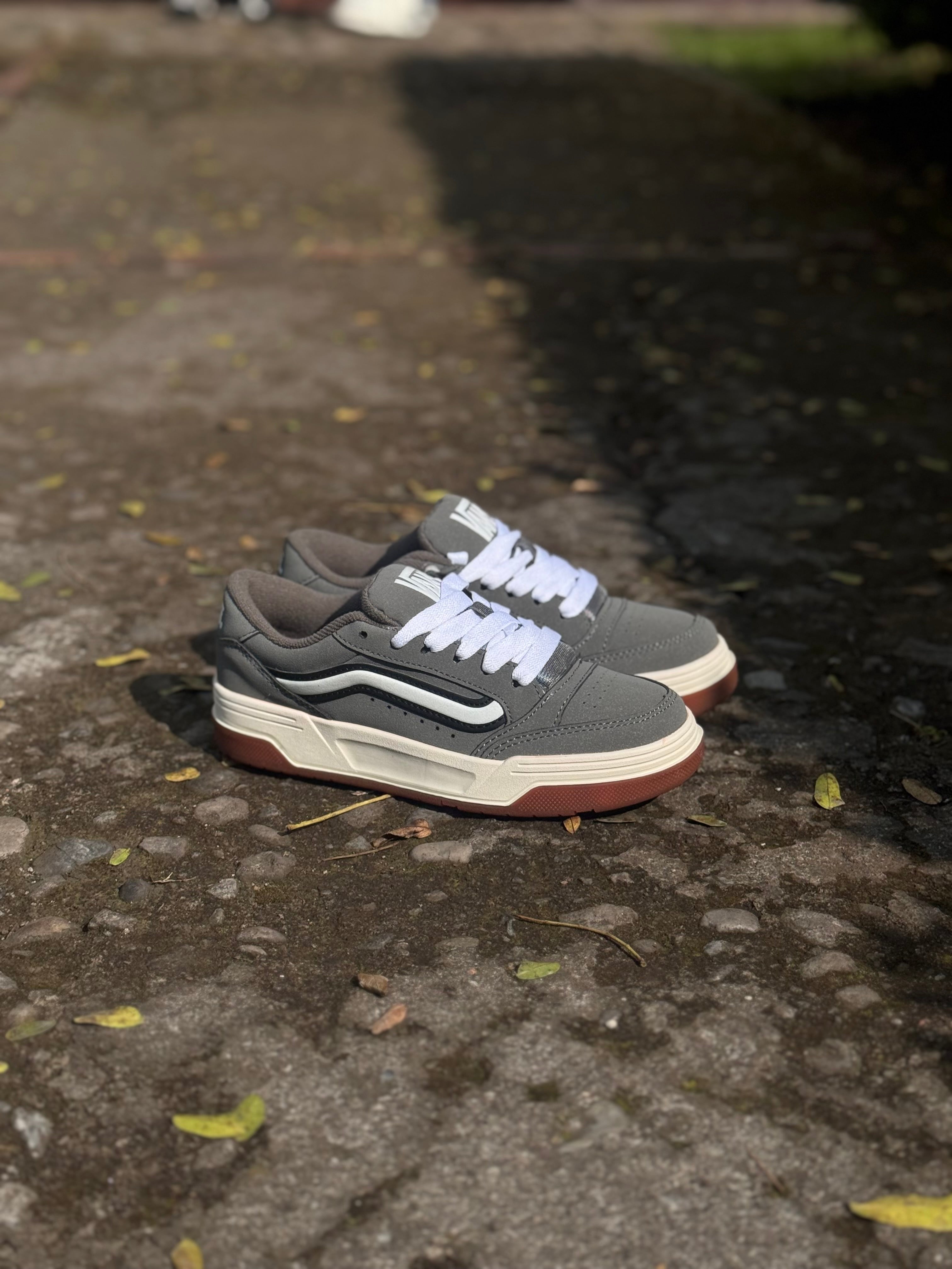 Vans hylane gris oscuro suela goma