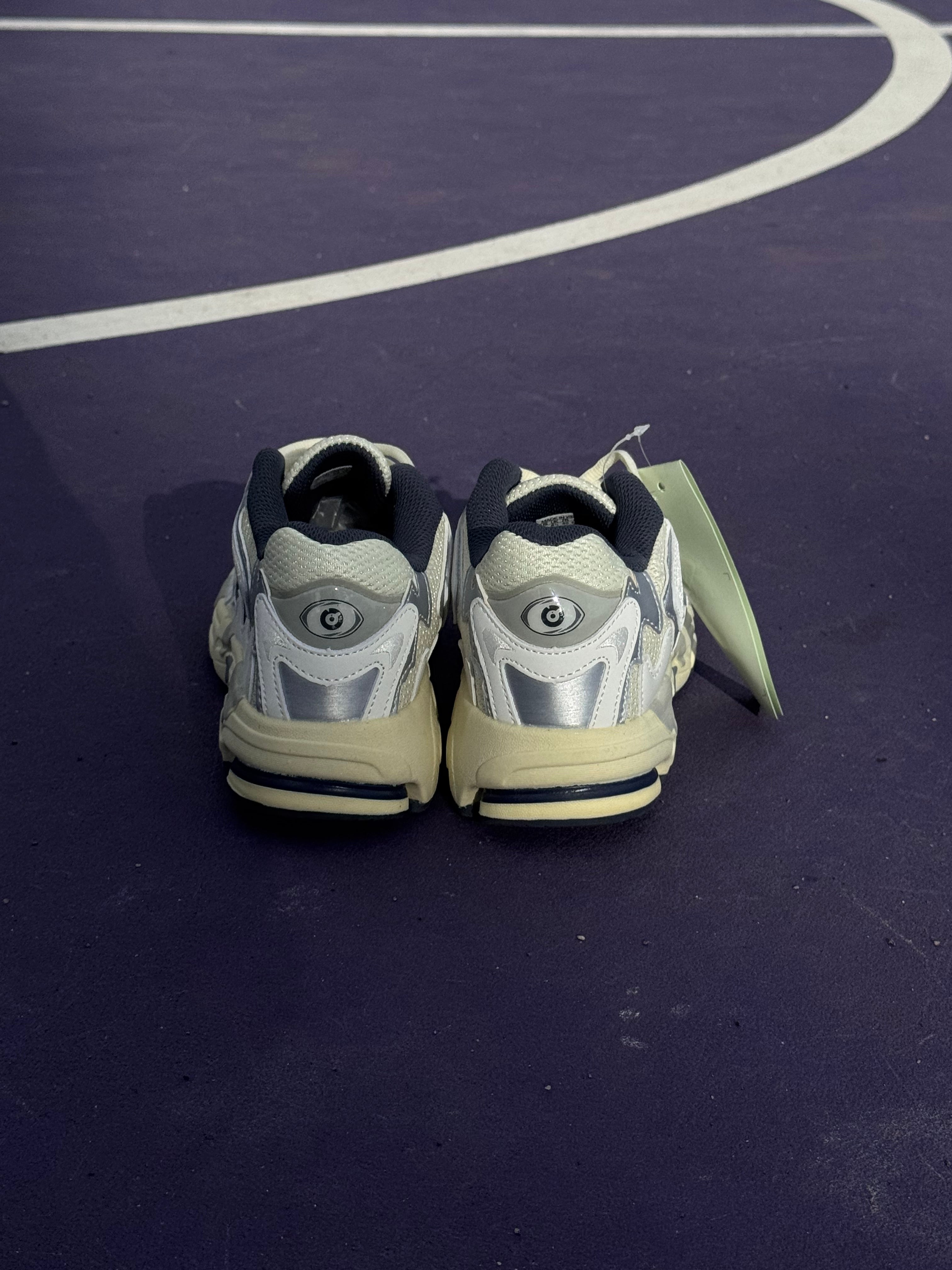 Adidas response cl x bad bunny “blanco hueso “