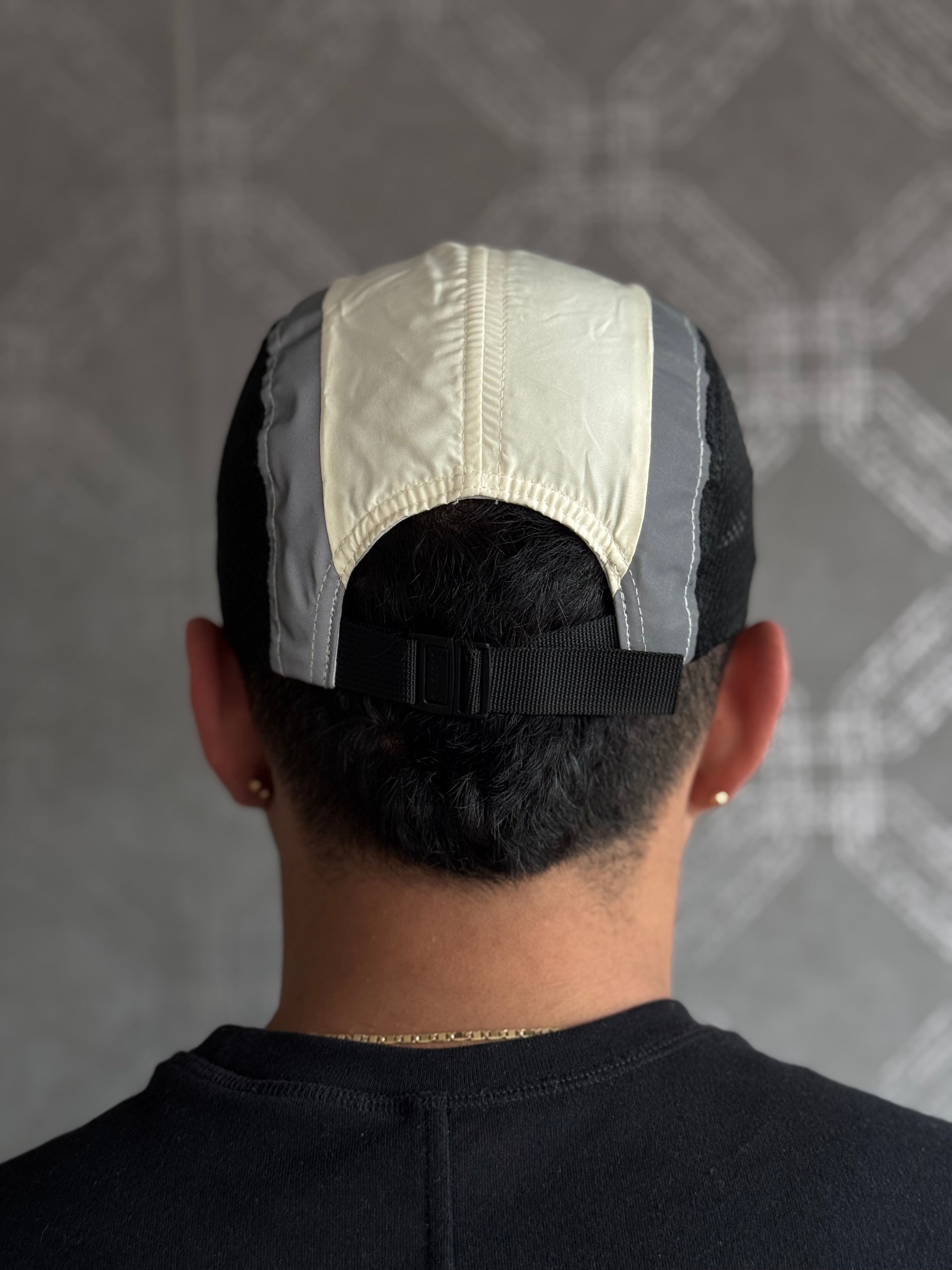 Gorra supreme five panel “blanco negro”