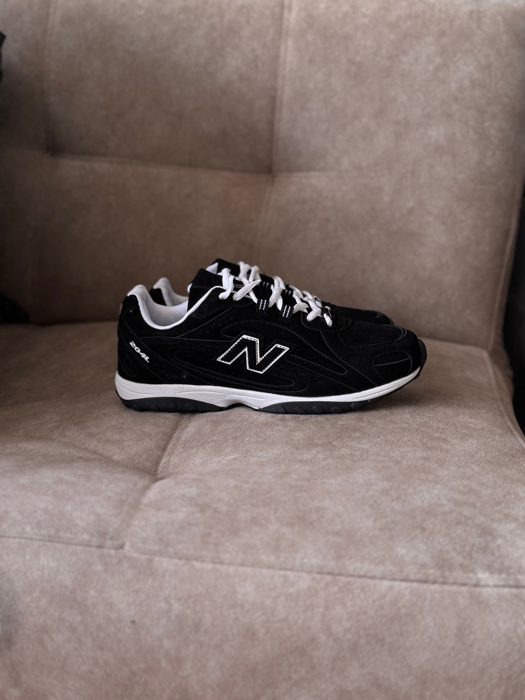 New balance 204L “negro blanco”