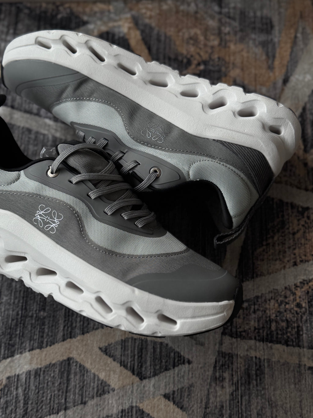 On cloud “cloudtilt x loewe gris “