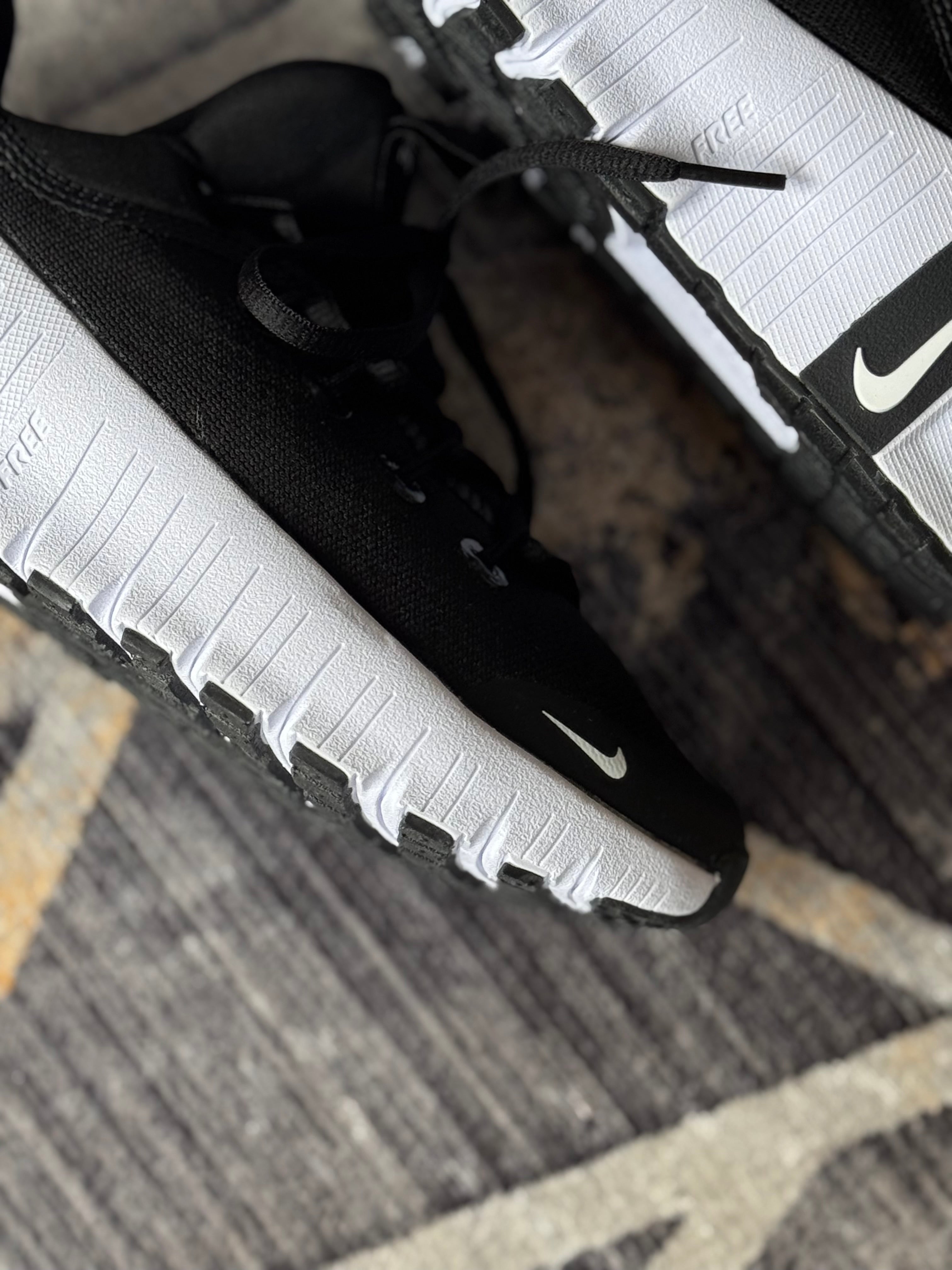 Nike free metcon 6 “negra blanca”