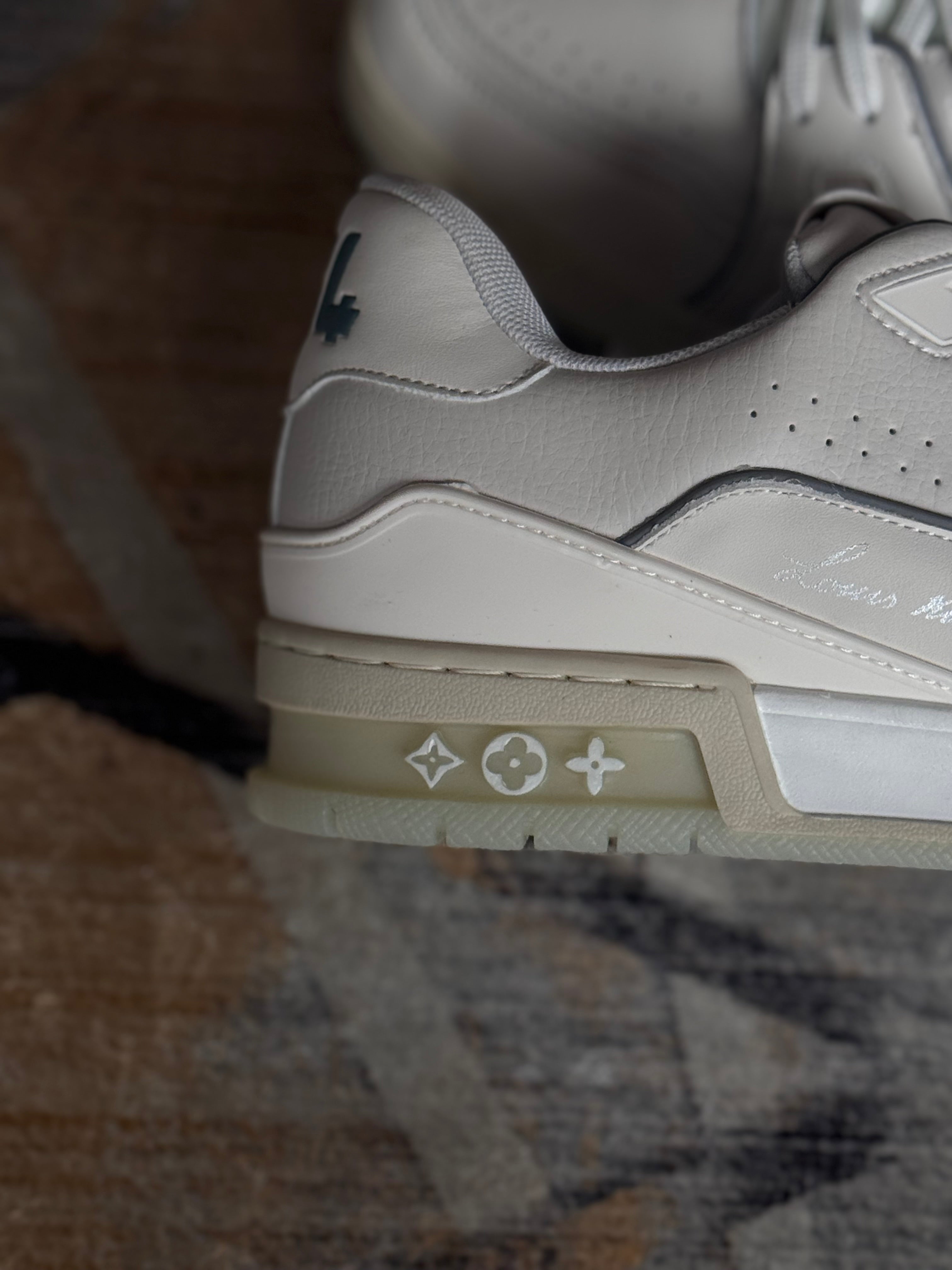 Louis Vuitton trainer “white signature”