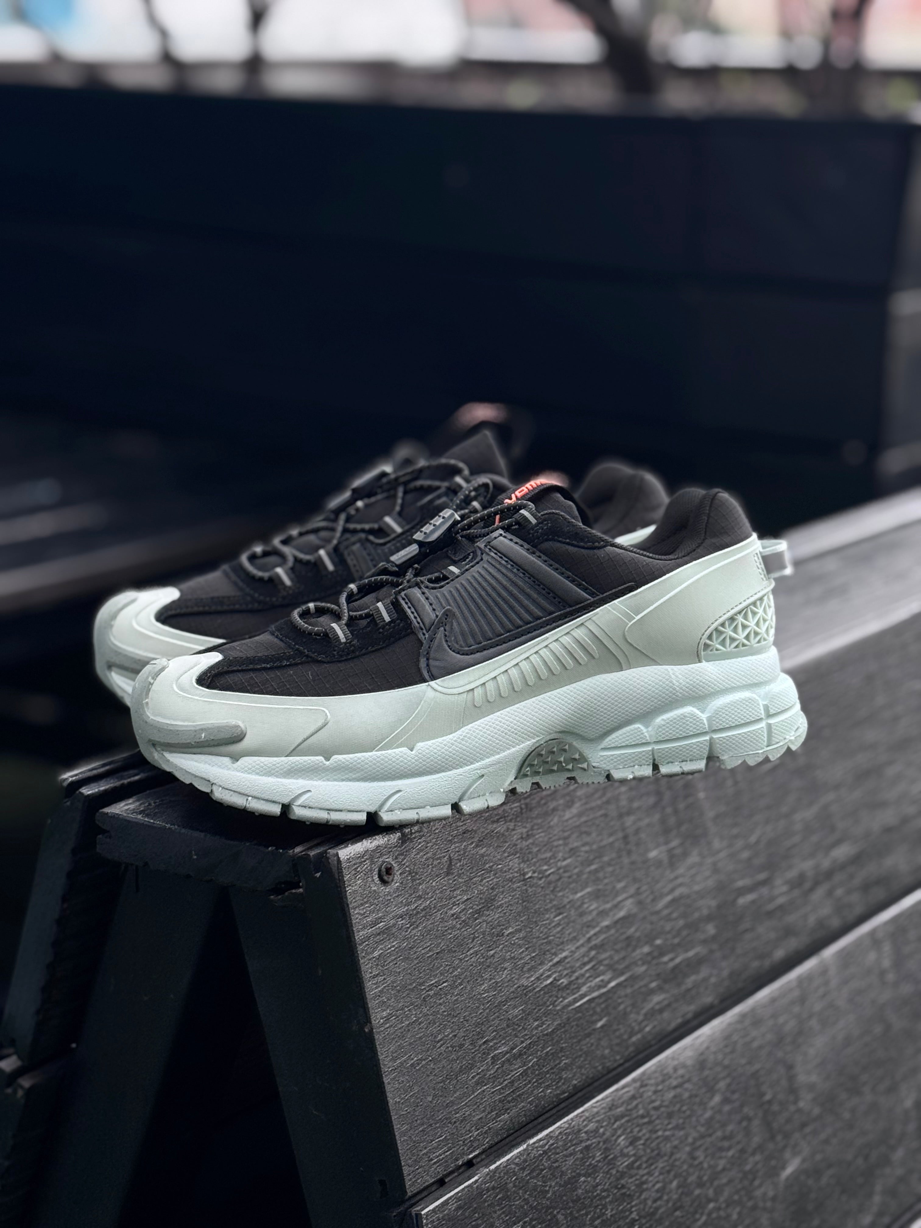 Nike Vomero roam gris negro