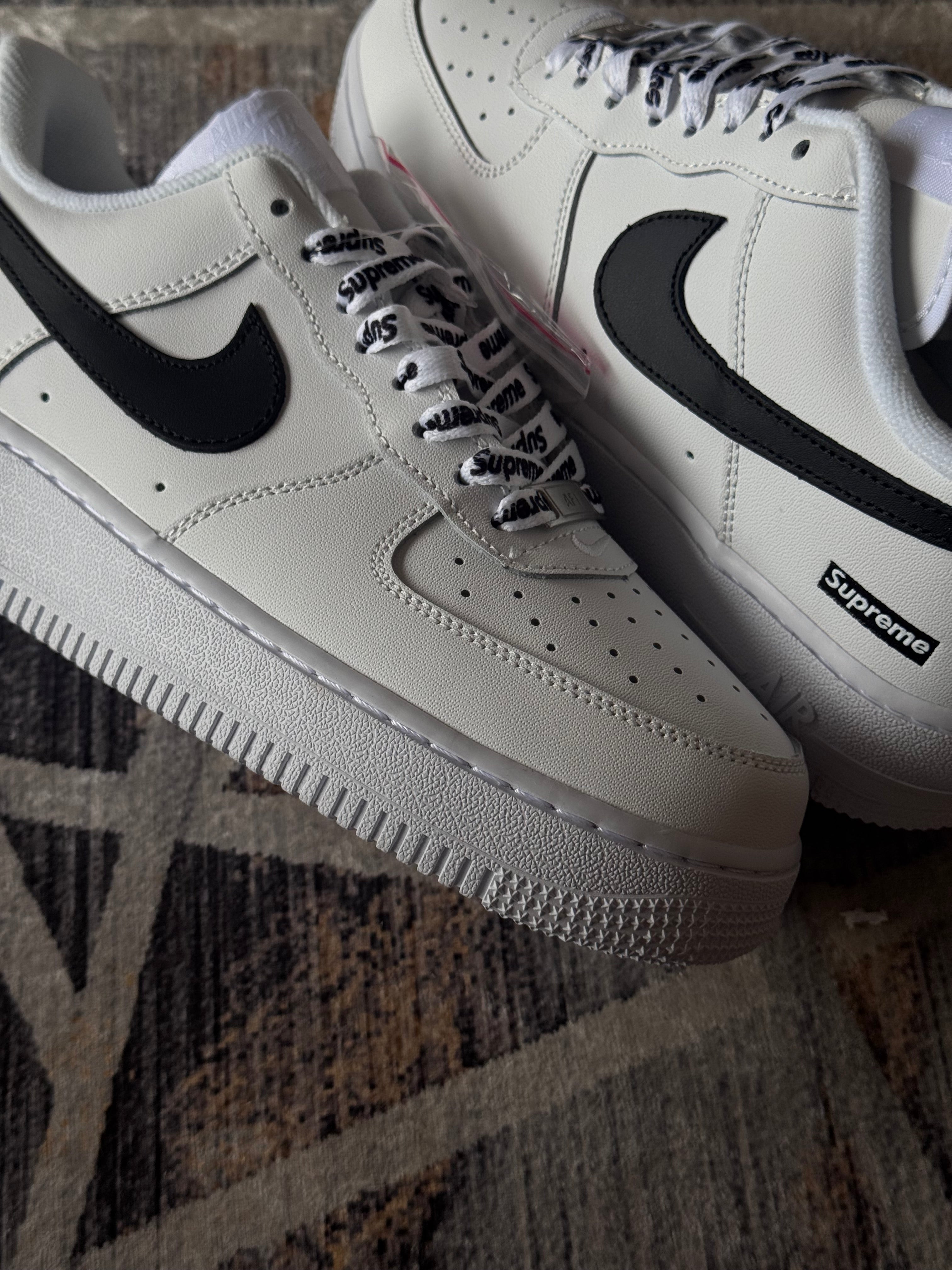 Nike air force One x supreme “blanco negro “