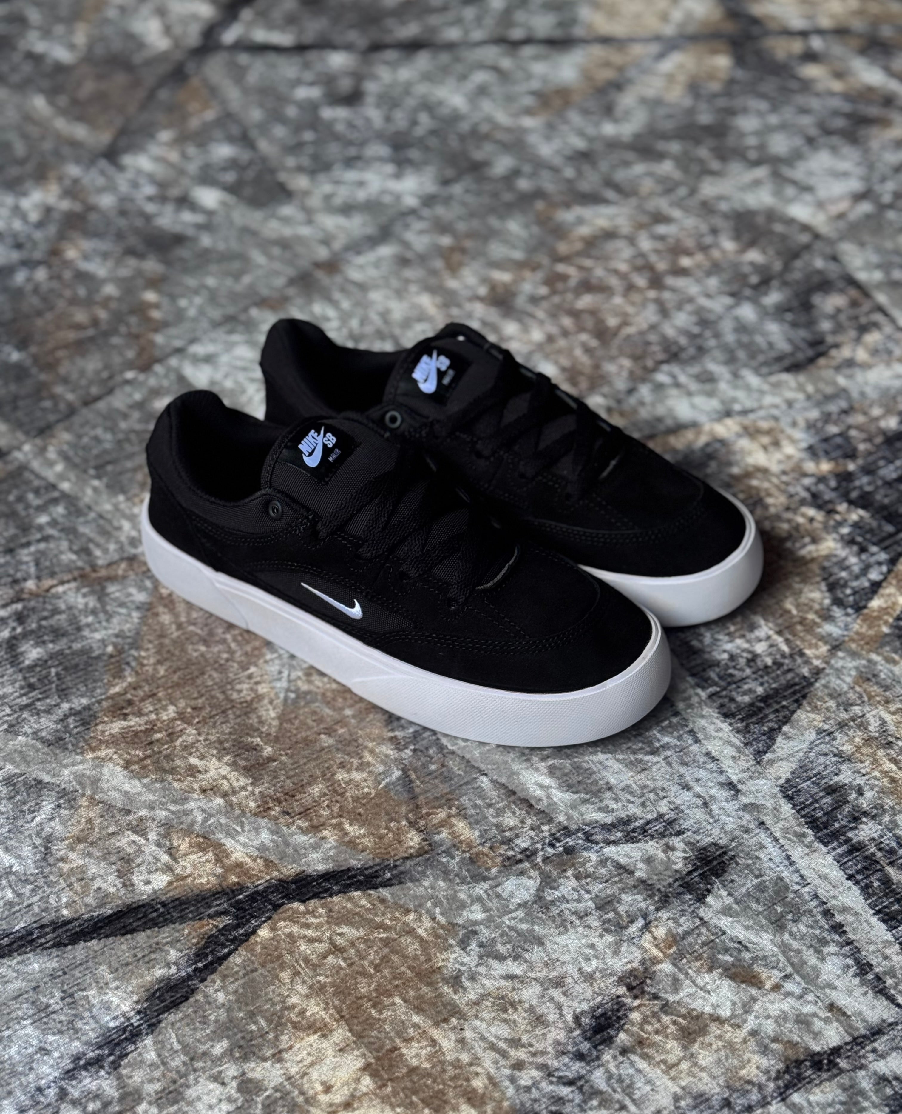 Nike sb “malor” negra blanco”