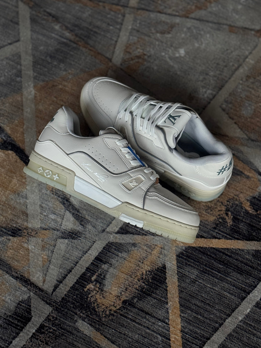 Louis Vuitton trainer “white signature”