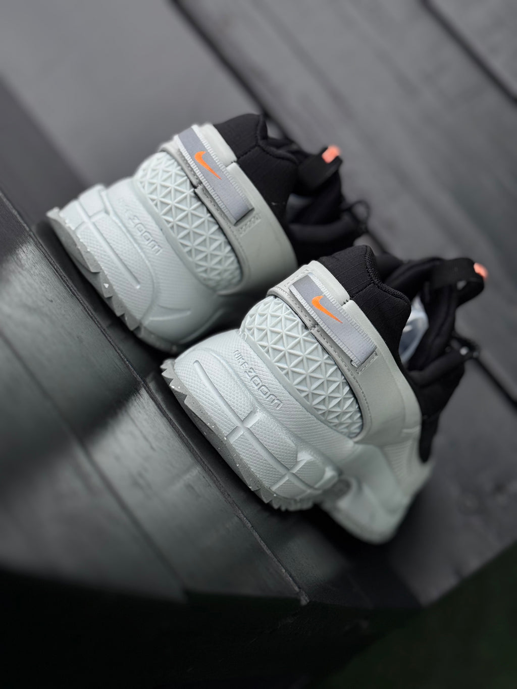 Nike Vomero roam gris negro