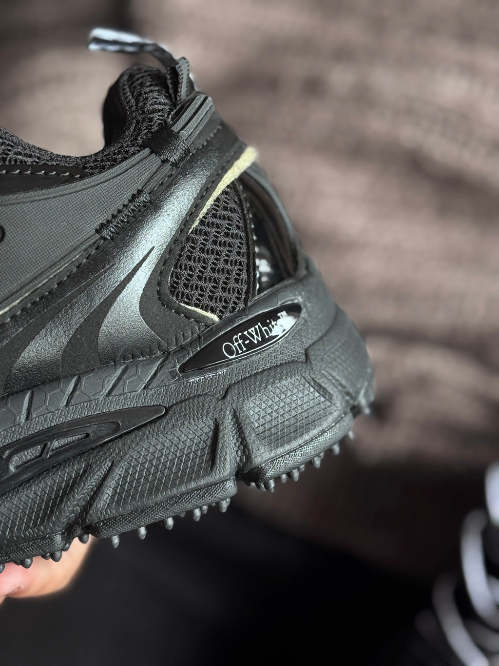 OFF-WHITE Be Right Back “negra”