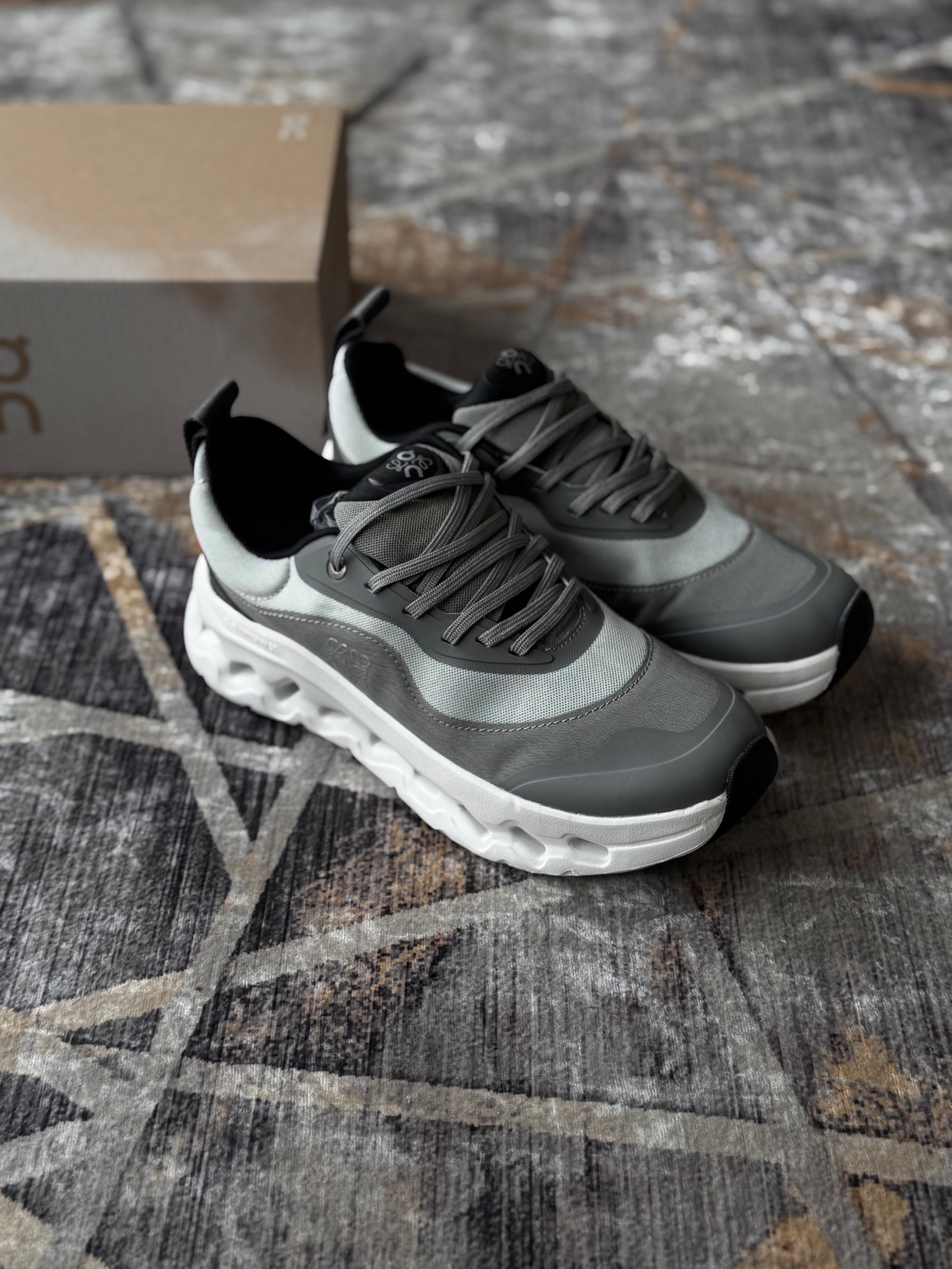 On cloud “cloudtilt x loewe gris “