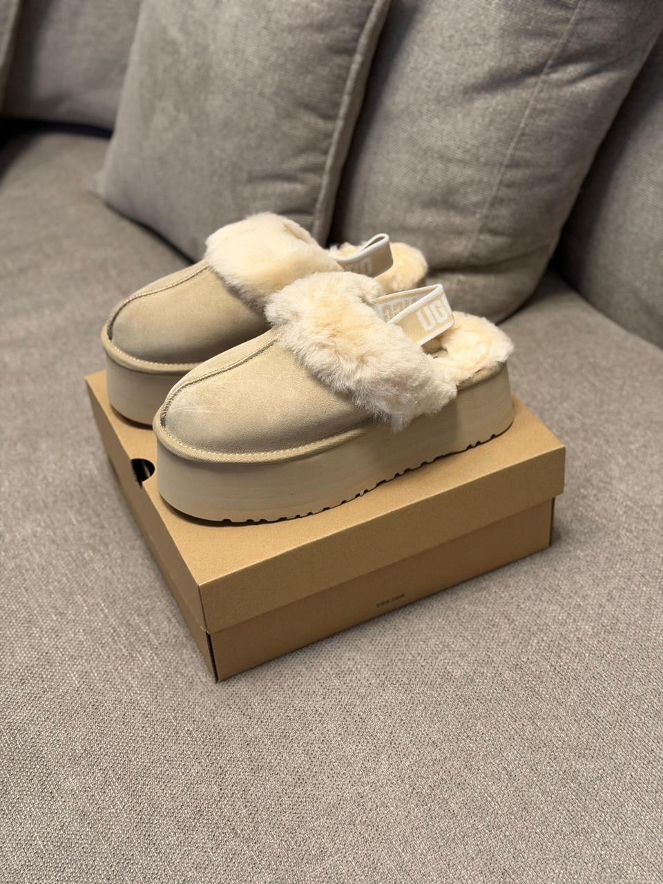 Ugg sandalia “beige”