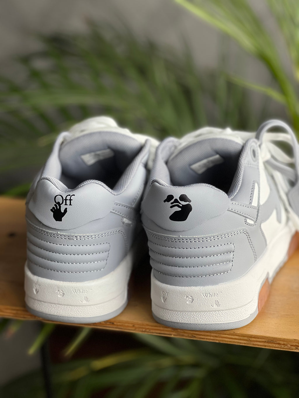 Off white “out of office blanco gris