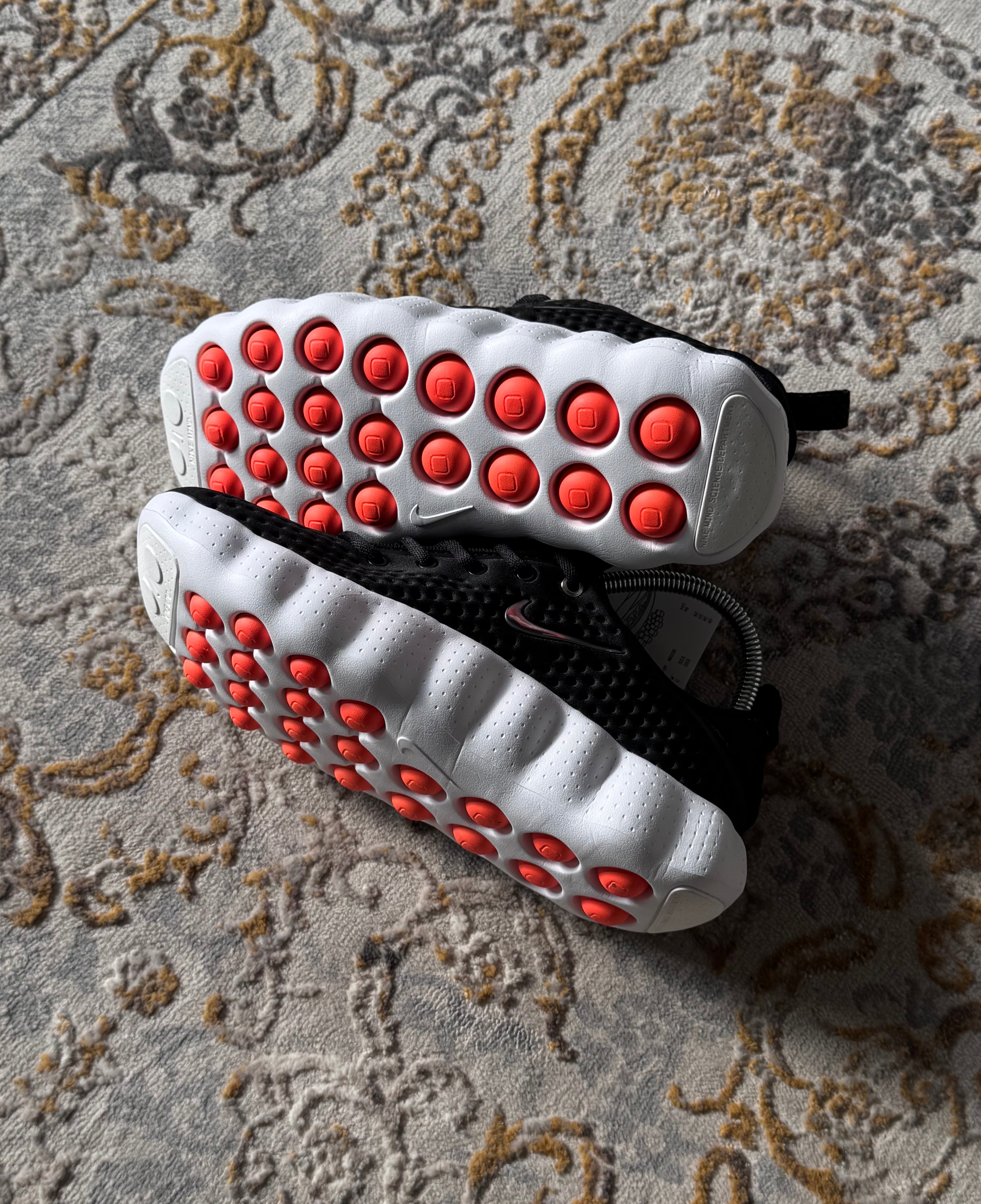 Nike mind 002 “negra blanca”
