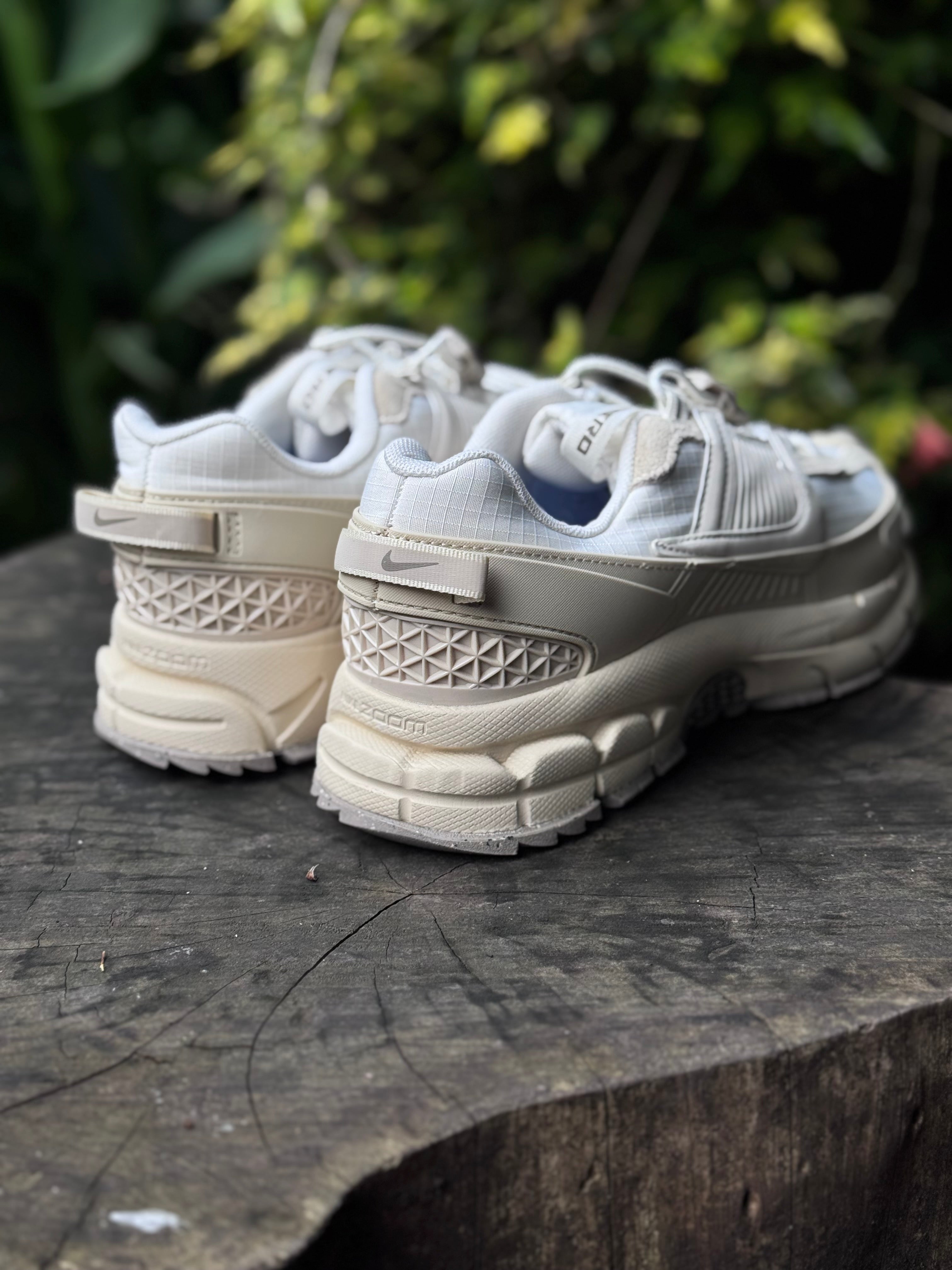 Nike Vomero roam “blanca gris”
