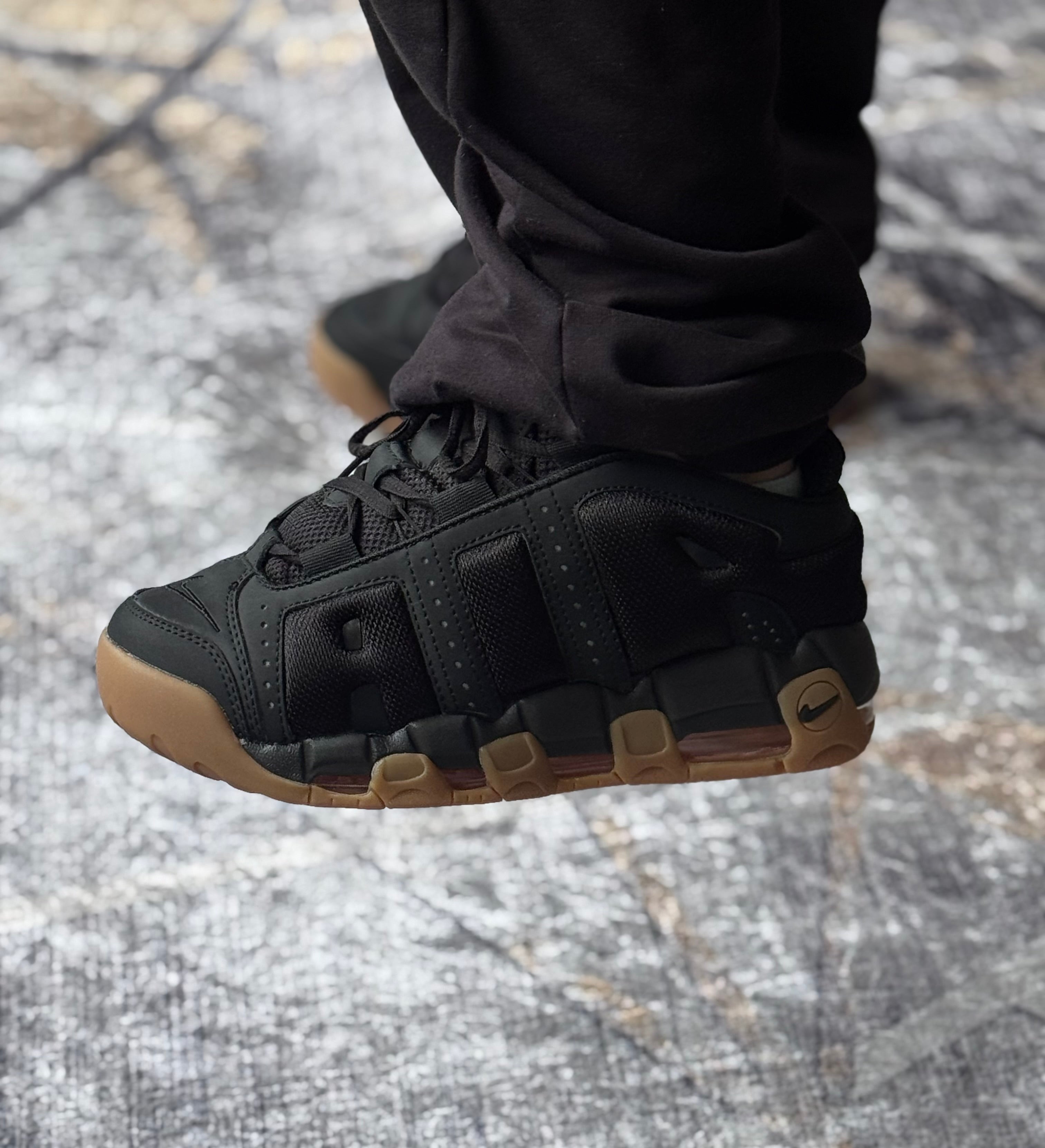 Nike up tempo more “negra suela goma “