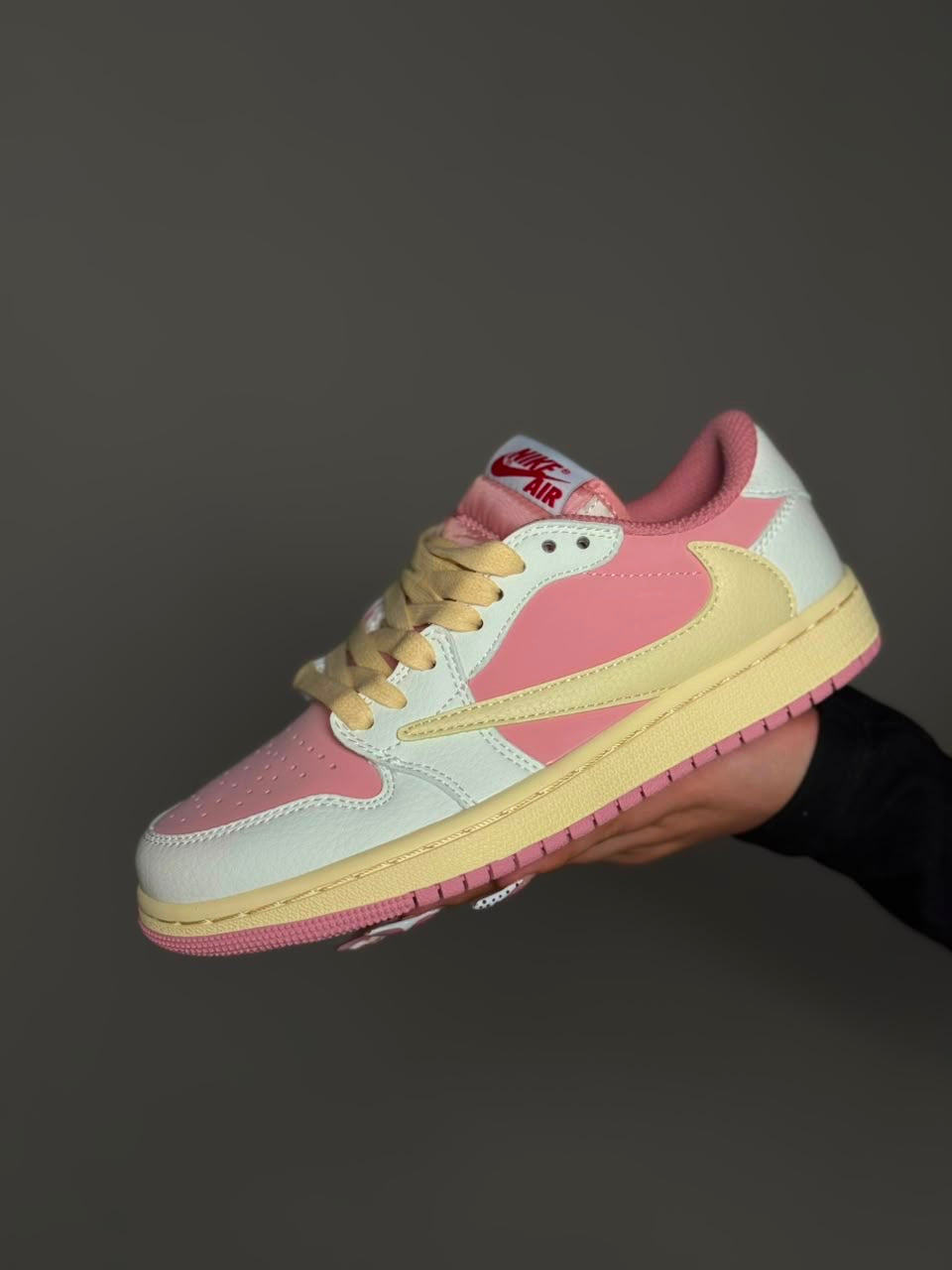 Air Jordan 1 low x Travis scott “shy pink”