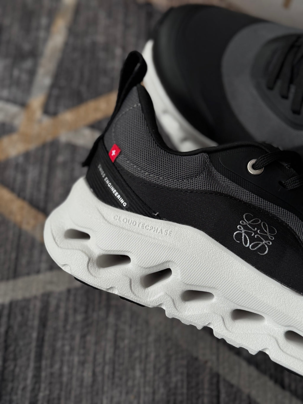 On cloud “cloudtilt x loewe negro blanco  “