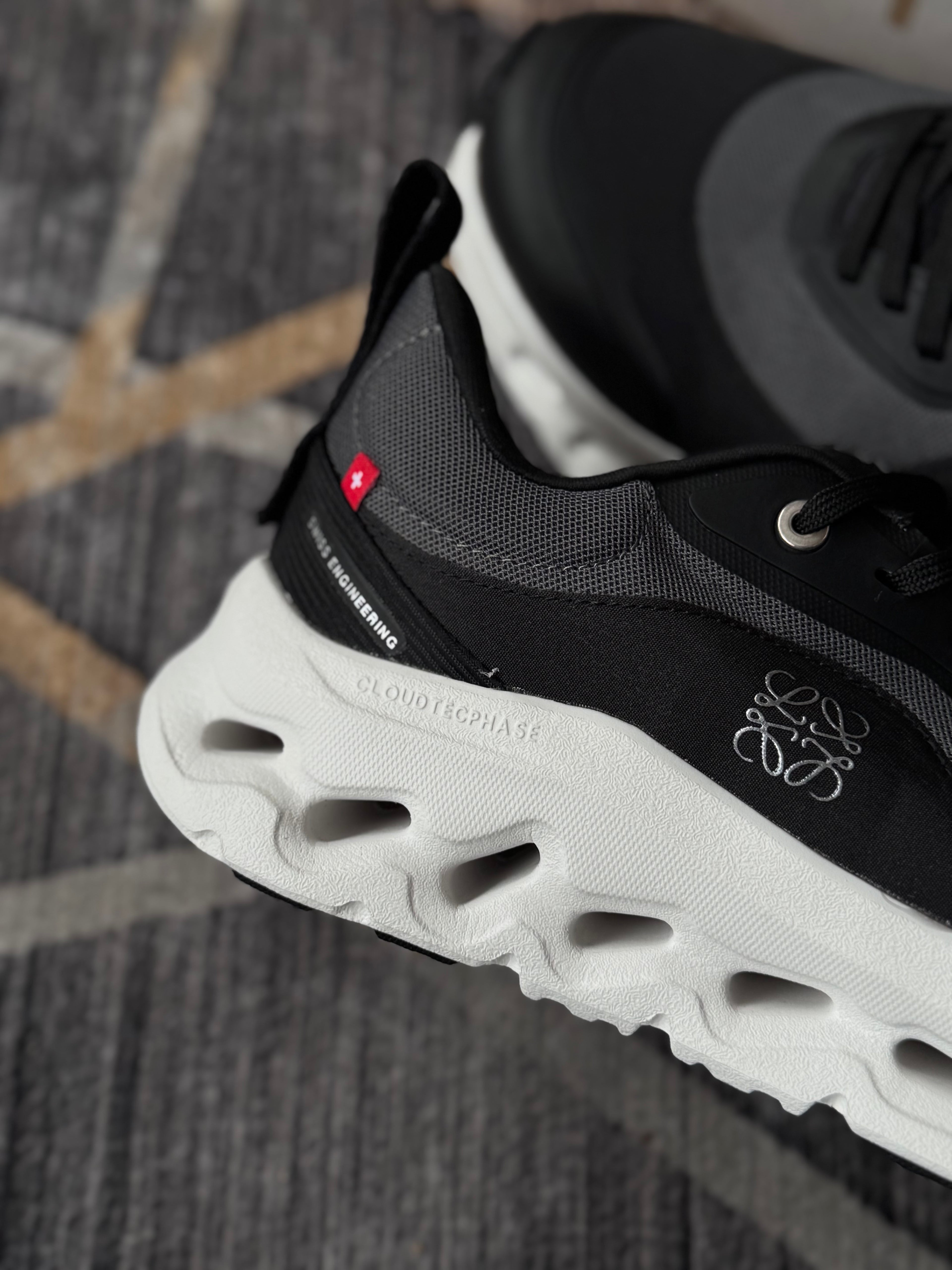 On cloud “cloudtilt x loewe negro blanco  “