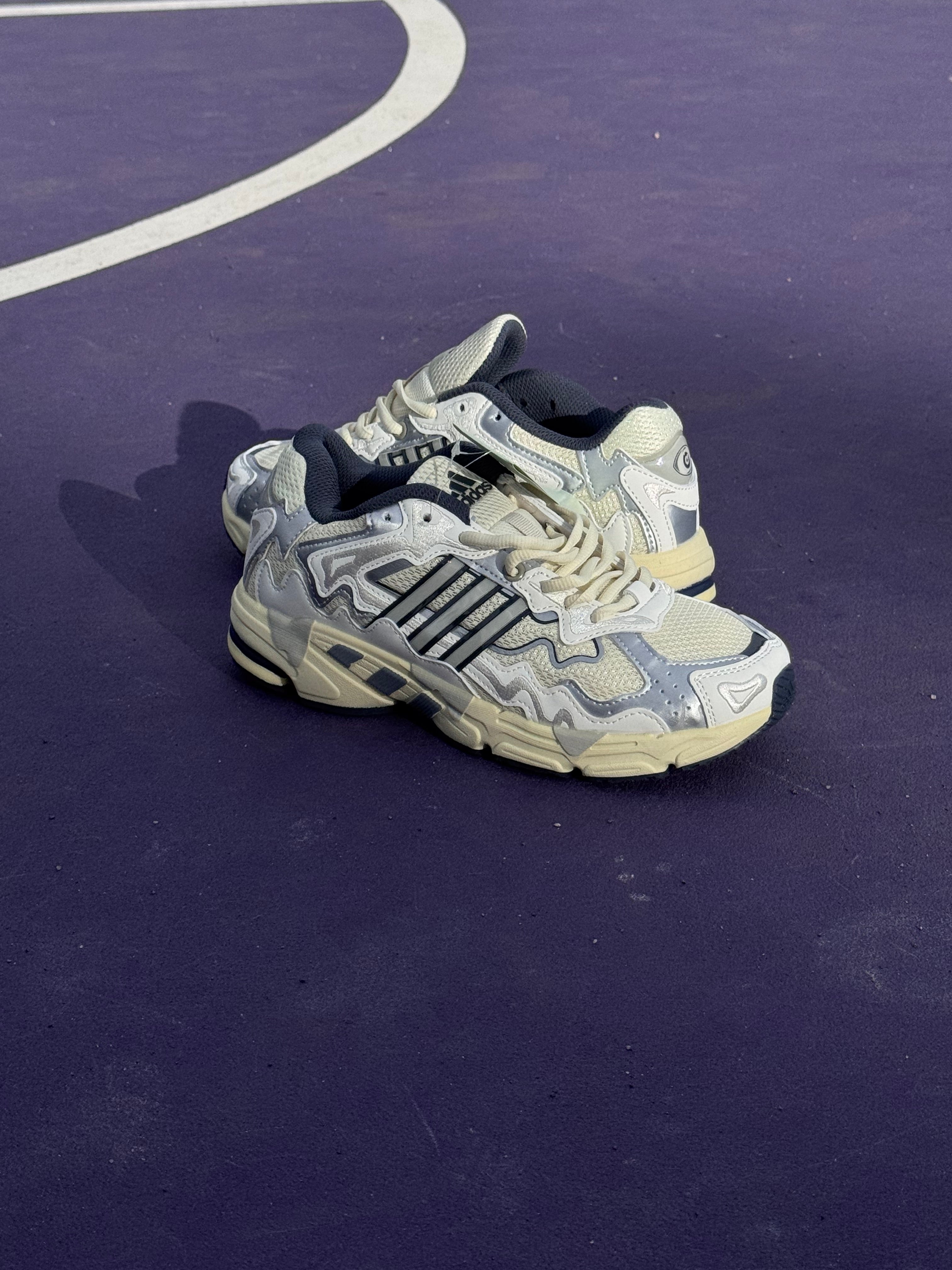 Adidas response cl x bad bunny “blanco hueso “