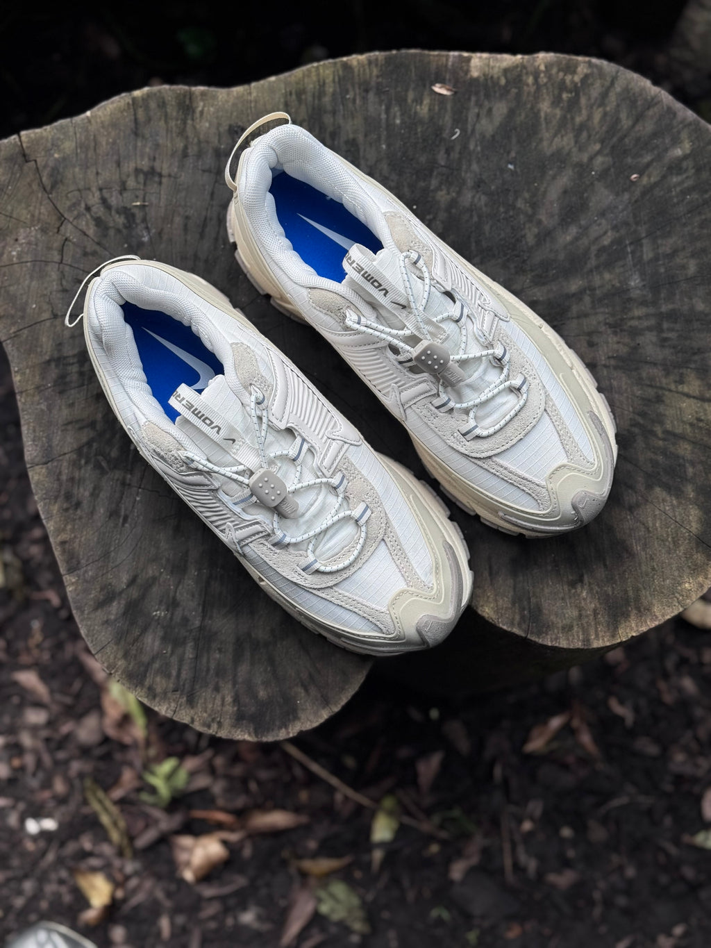 Nike Vomero roam “blanca gris”