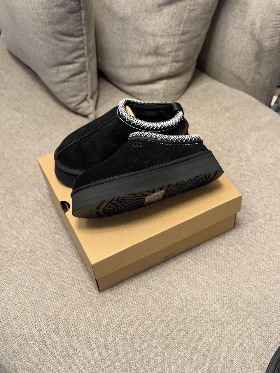 Ugg slippers tassman ll “negra “