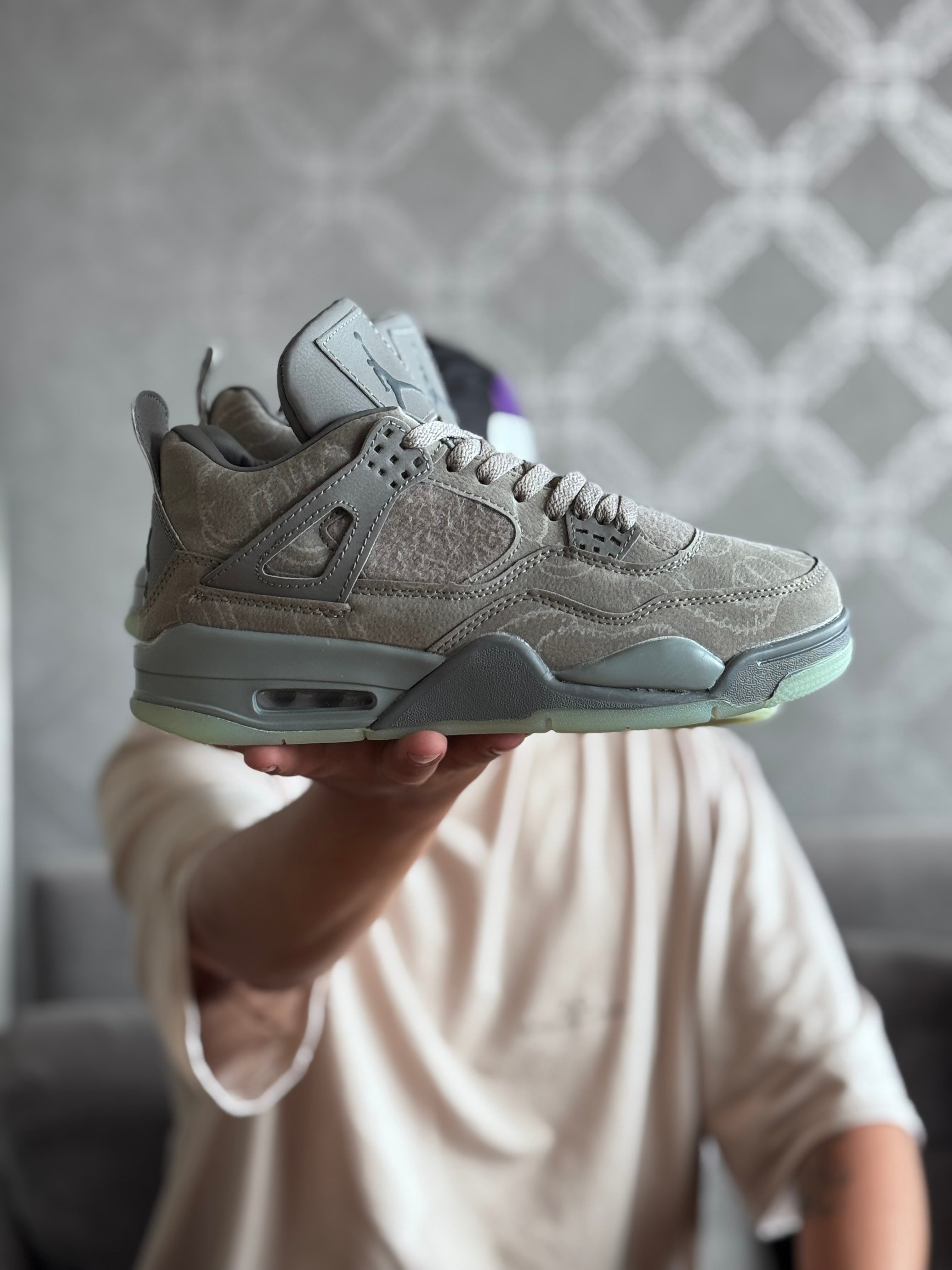 Nike jorda 4 x “kaws”