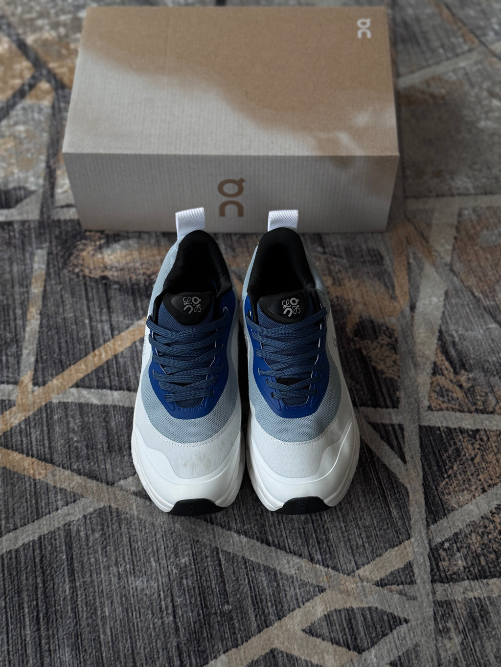 On cloud “cloudtilt x loewe blanco azul “