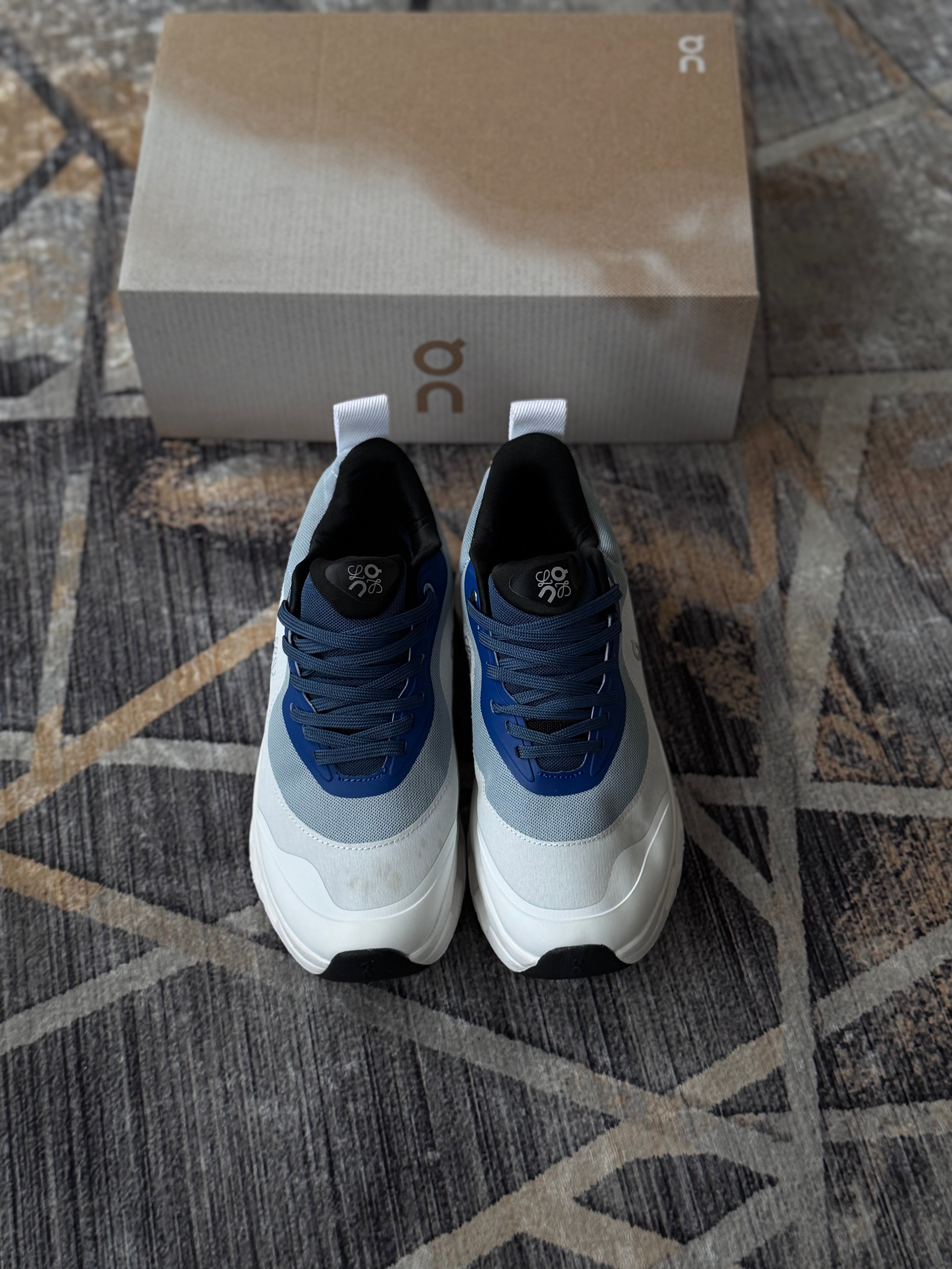 On cloud “cloudtilt x loewe blanco azul “