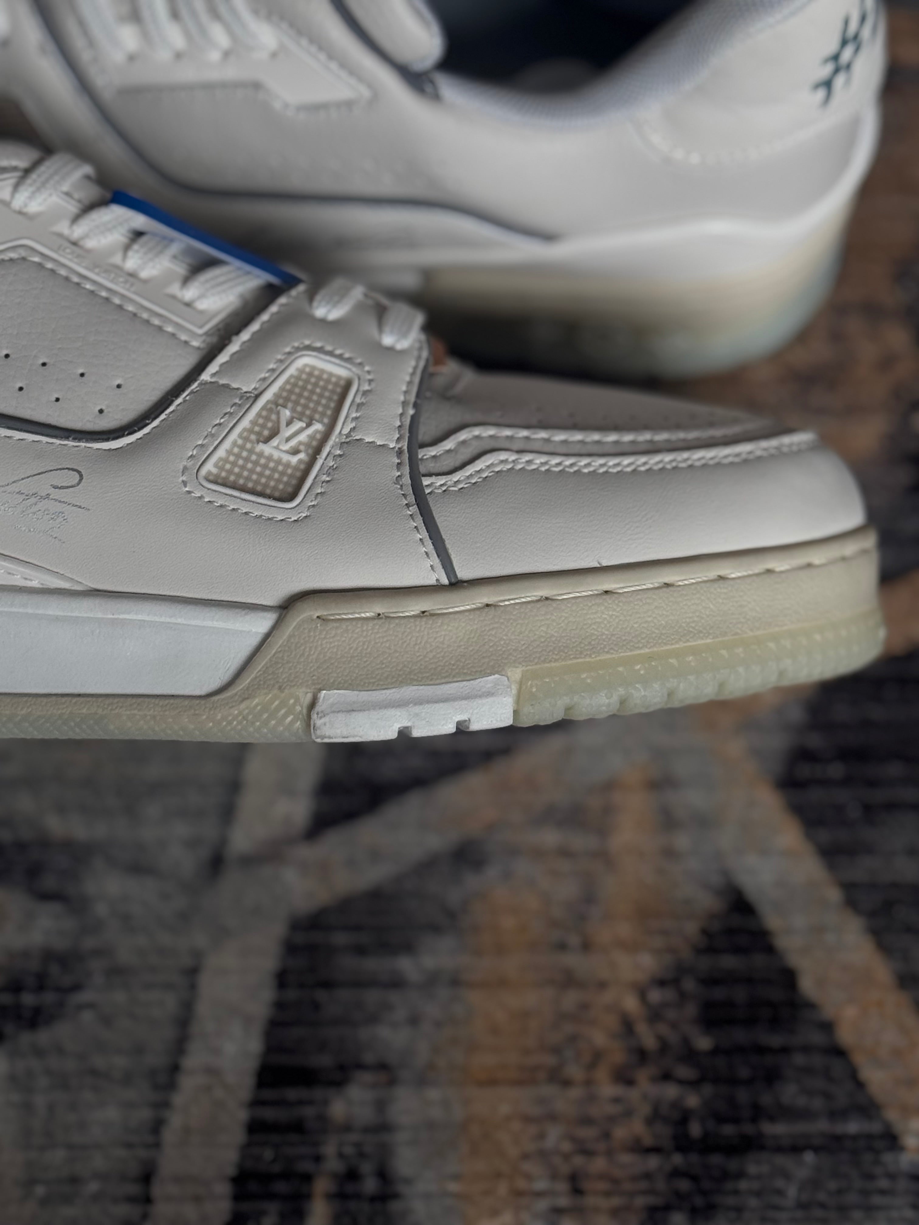 Louis Vuitton trainer “white signature”