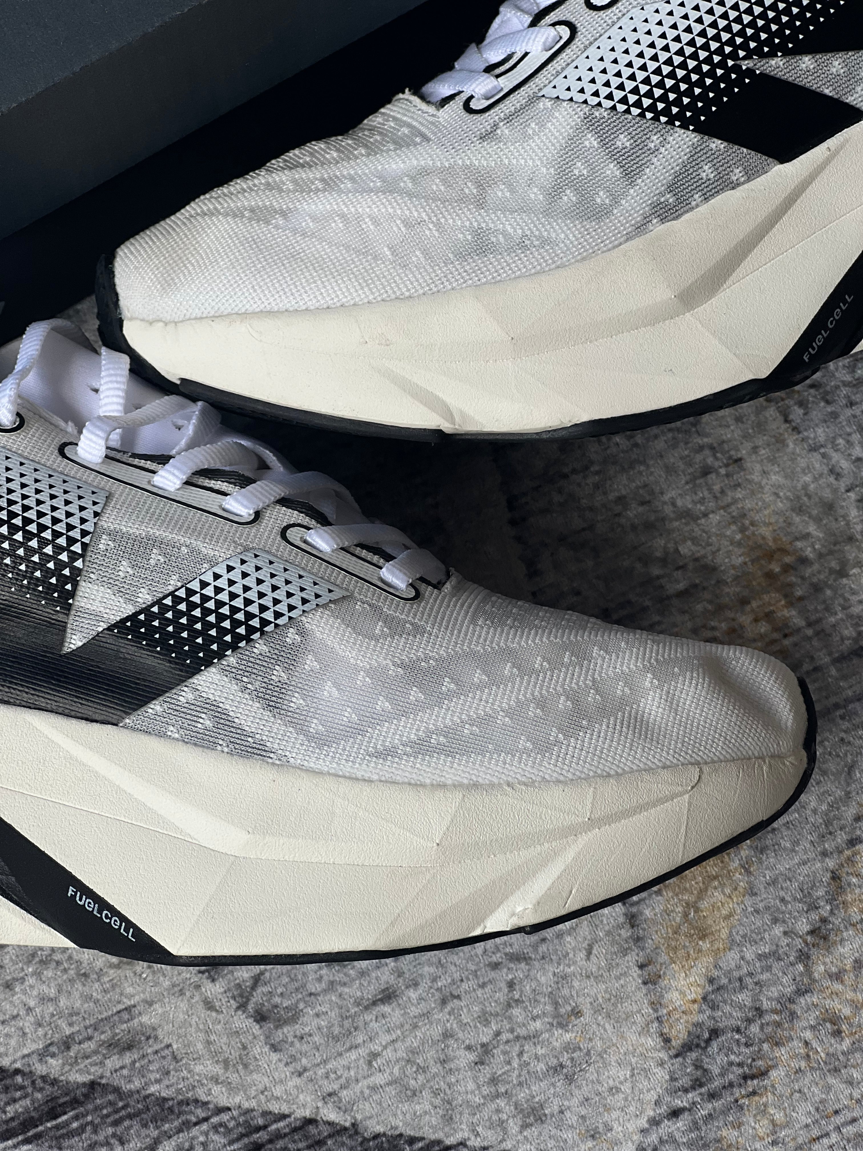 New Balance elite “blanco negro”