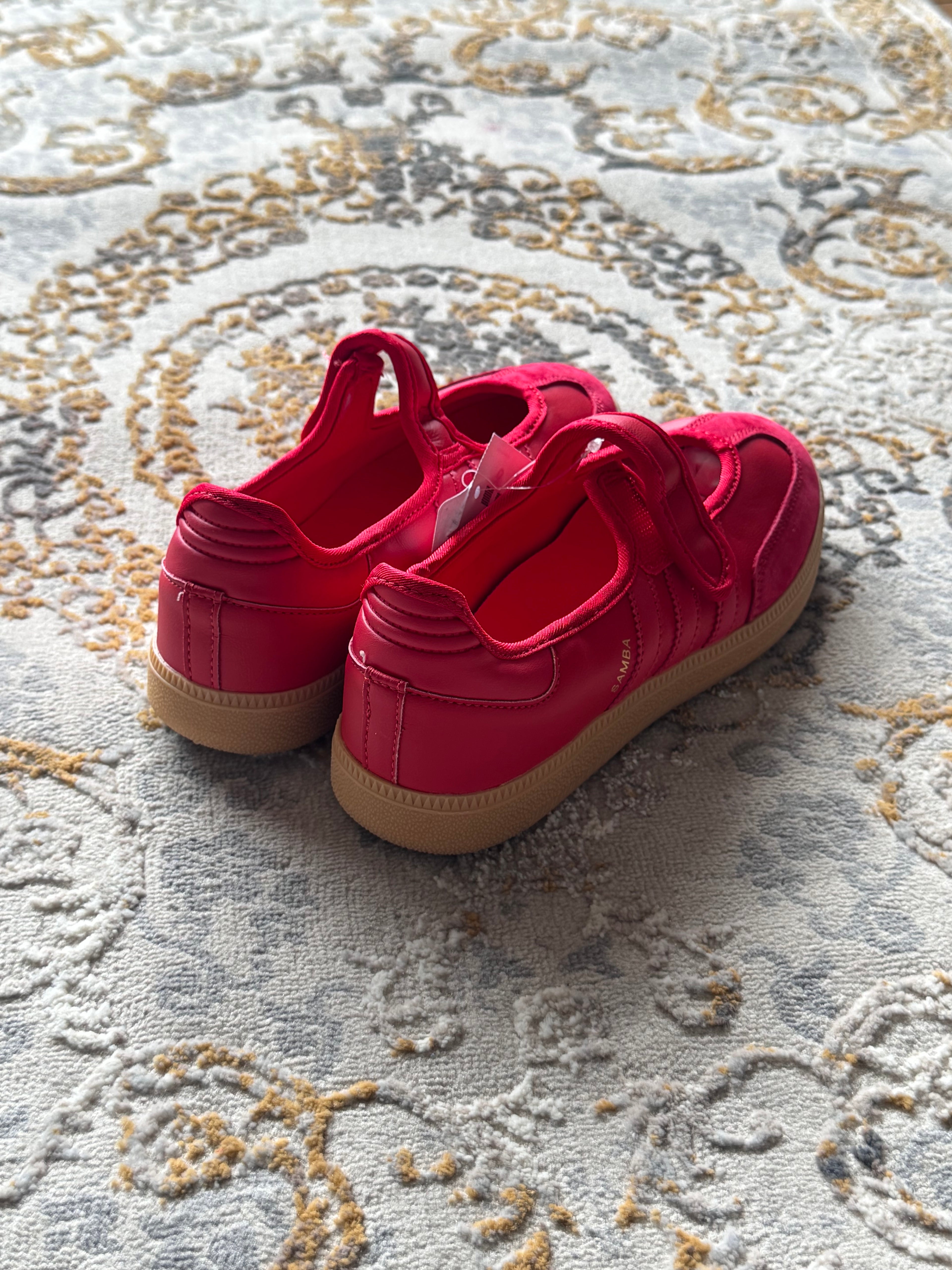 Adidas samba Mary Jane ballet
“Rojo suela goma”